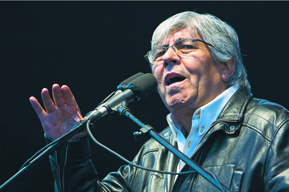 Hugo Moyano llegó a la cabeza del sindicato de trabajadores en 1987.  / AP