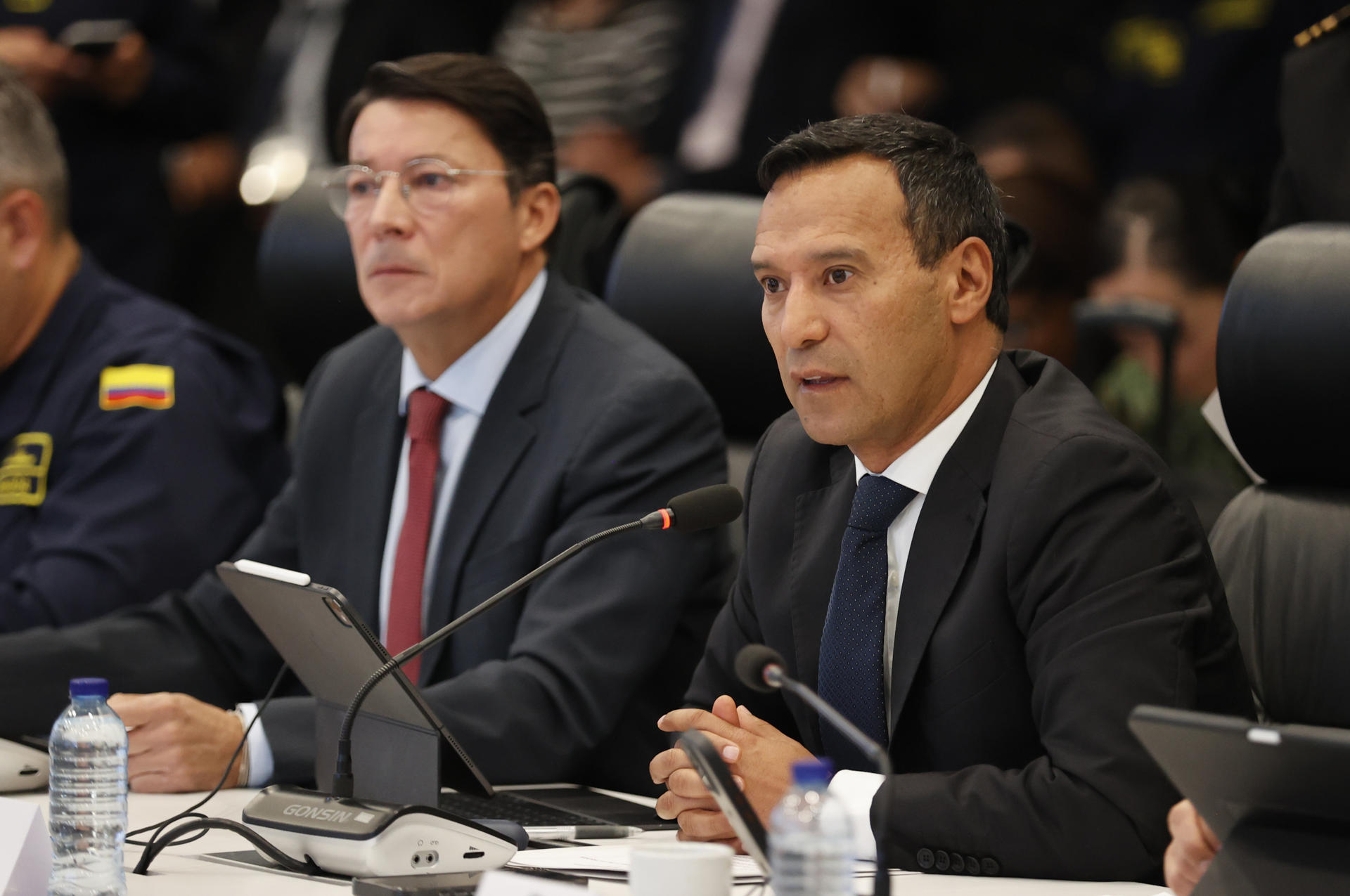 AME1618. BOGOTÁ (COLOMBIA), 16/06/2026.- El ministro de Defensa de Colombia, Pedro Sánchez (d), habla junto al registrador Nacional del Estado Civil, Hernán Penagos, en la activación del Puesto de Mando Unificado (PMU) para garantizar la seguridad, control y transparencia de la segunda vuelta presidencial, este martes, en Bogotá (Colombia). EFE/Mauricio Dueñas Castañeda
