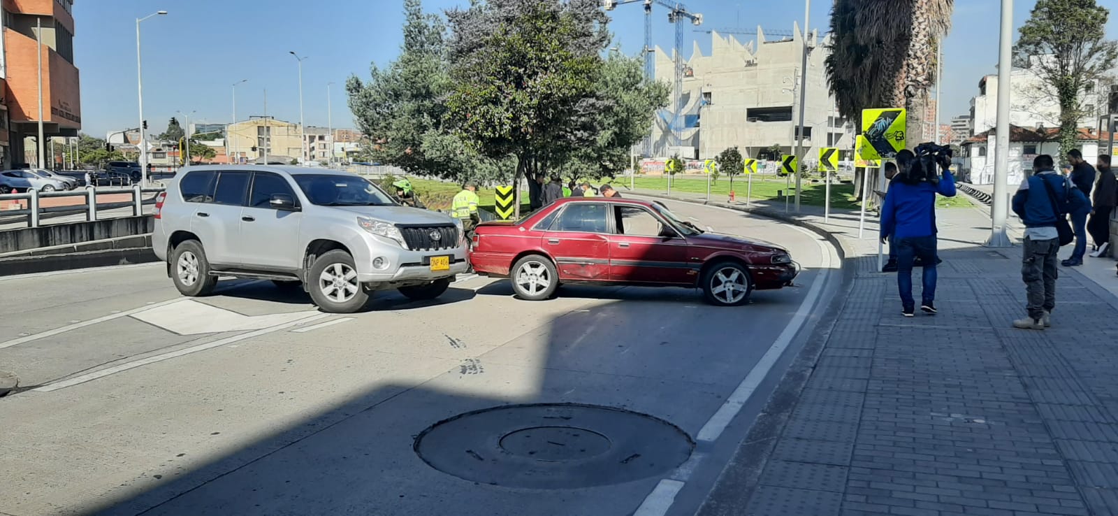 En el sitio permanecen dos vehículos particulares, uno de ellos sería de un esquema de seguridad.