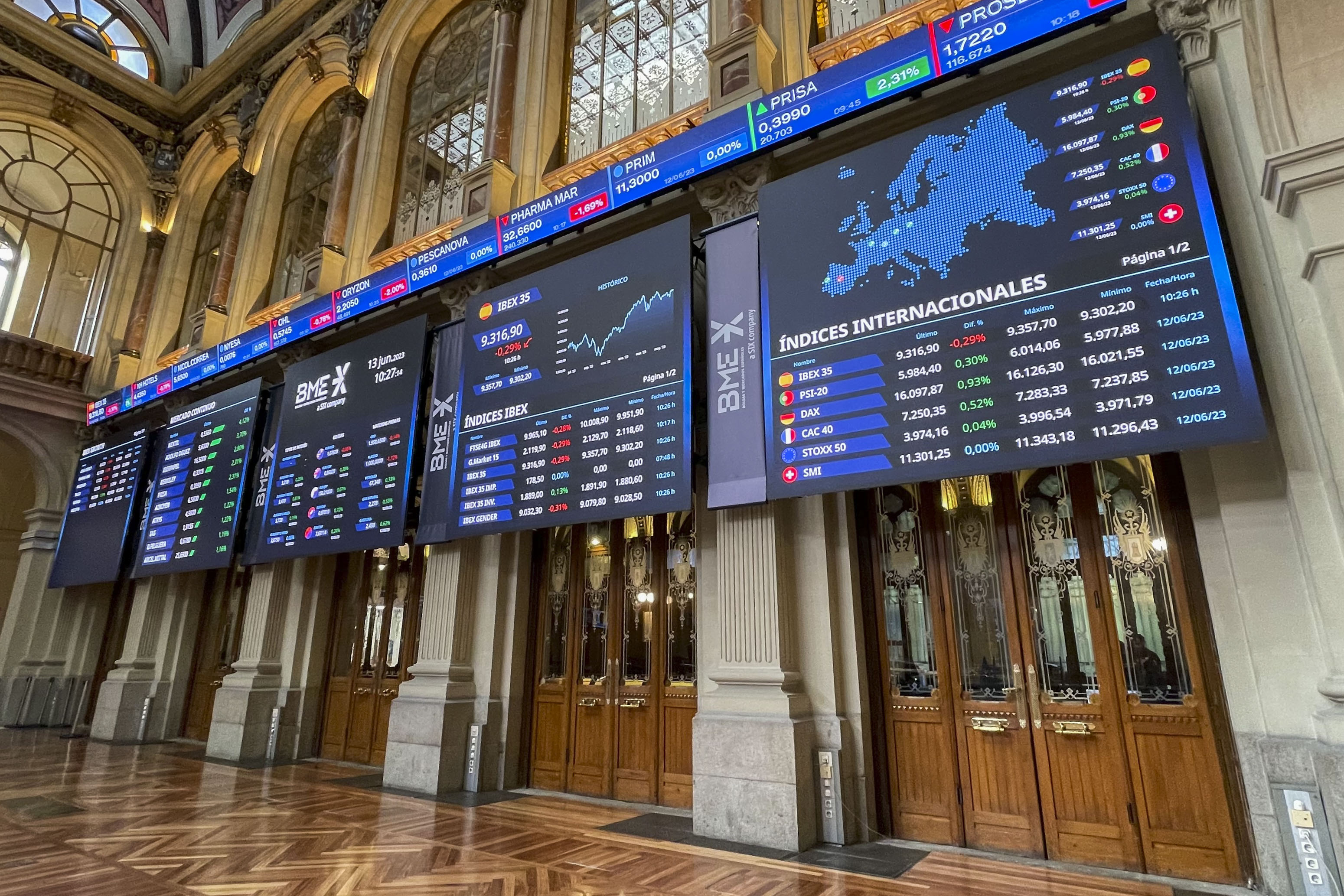 MADRID, 13/06/2023.- La Bolsa española, que abrió con ligeras ganancias del 0,03 %, se ha dado la vuelta pocos minutos después y ha entrado en pérdidas, dejándose el 0,10 %, en una sesión en la que estará pendiente de los datos finales de inflación de mayo tanto en la eurozona como en EE.UU., lo que podría inclinar la balanza y determinar si la Reserva Federal (Fed) sube los tipos de interés en 25 puntos básicos. EFE/ Ana Bornay
