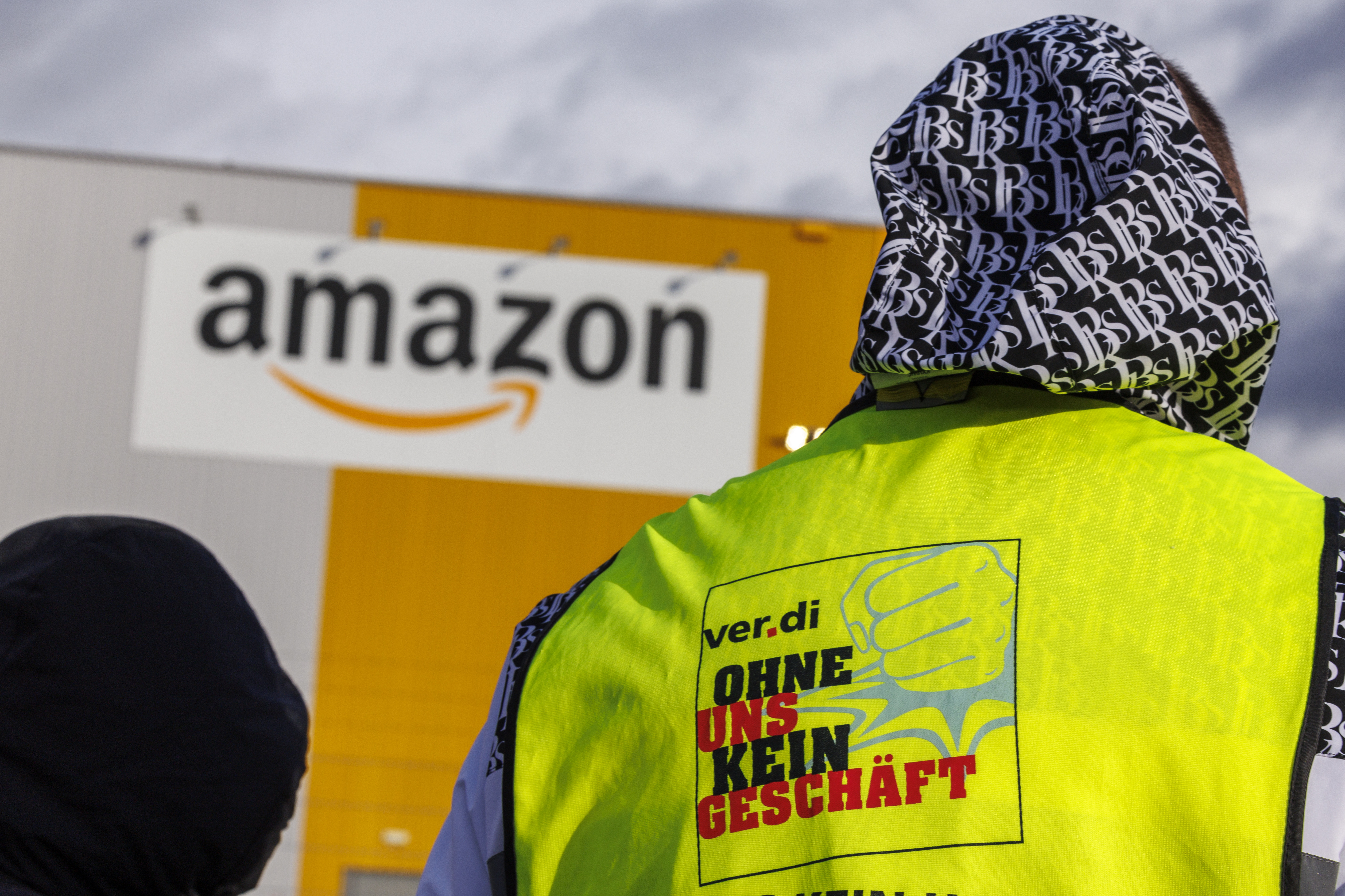 Trabajadores de Amazon protagonizan huelga internacional en pleno “Black Friday”