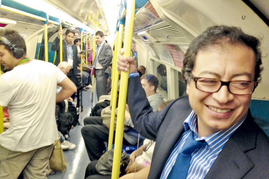 El alcalde Gustavo Petro en el metro de Londres.  / Juan Camilo Maldonado T.