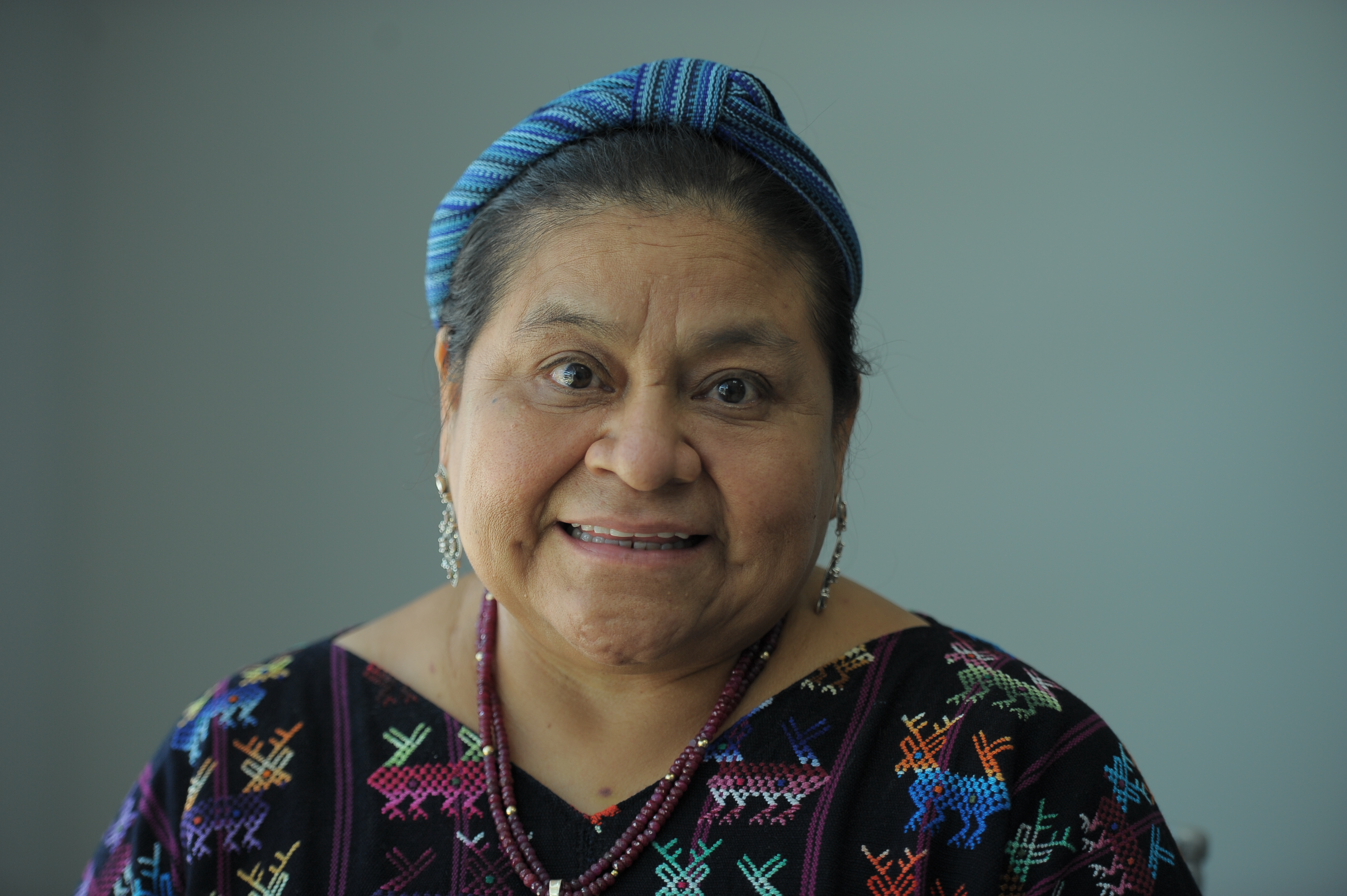 Líder indígena y activista guatemalteca, embajadora de los pueblos indígenas del mundo de la UNESCO y ganadora del Premio Nobel de la Paz 1992.