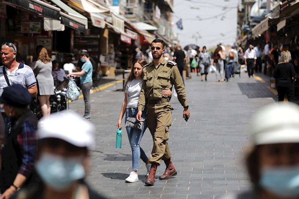 Ante ello, quizás también por una costumbre ya adquirida, muchos paseaban aún hoy por Jerusalén con la mascarilla que les cubría la boca y la nariz, o colocada en el mentón para ponérsela rápidamente si debían entrar a un comercio o subirse al autobús.