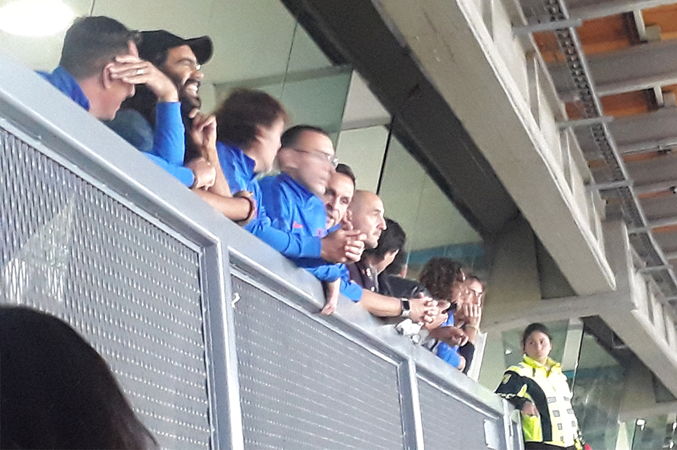 Los barcelonistas se salieron a disfrutar del ambiente desde la tribuna occidental.