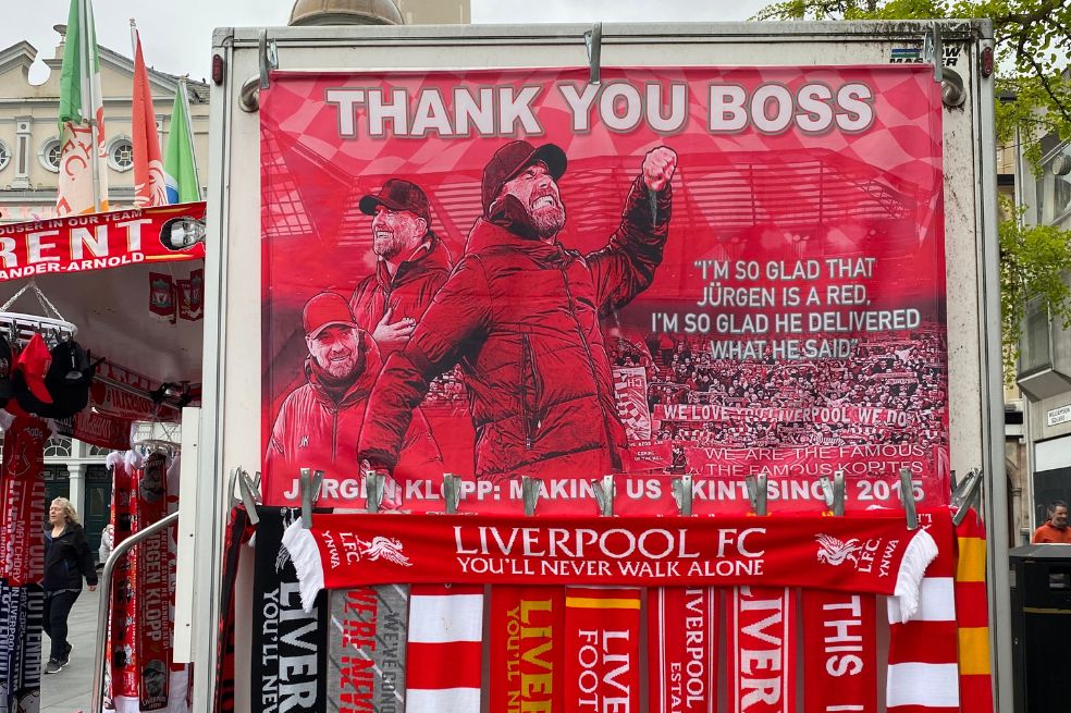 En varios puntos de Liverpool se puede apreciar el cariño de la gente por Jürgen Klopp. En la foto se cita un canto de la hinchada que hace énfasis en que el alemán cumplió lo que prometió.