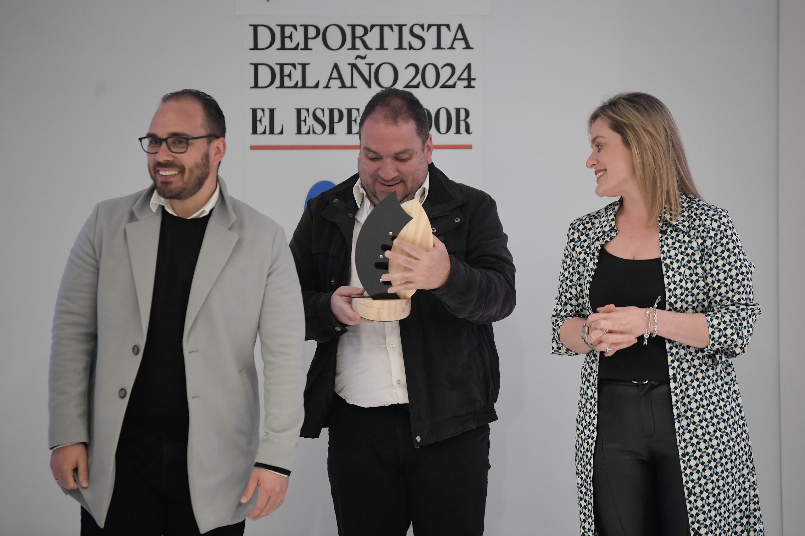 Daniel, Juan Guillermo y Ángela María, los hijos del historiador del fútbol Guillermo Ruiz.