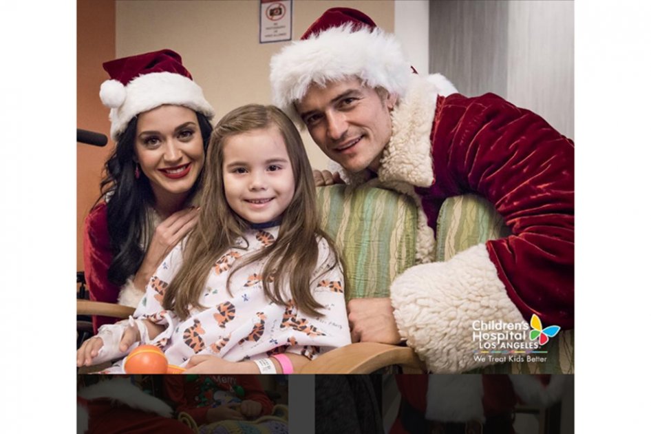 Katy Perry y Orlando Bloom reparten regalos en un hospital