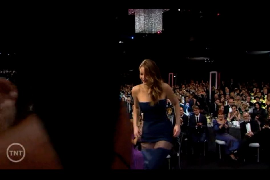 A Jennifer Lawrence se le rompe el vestido en los SAG