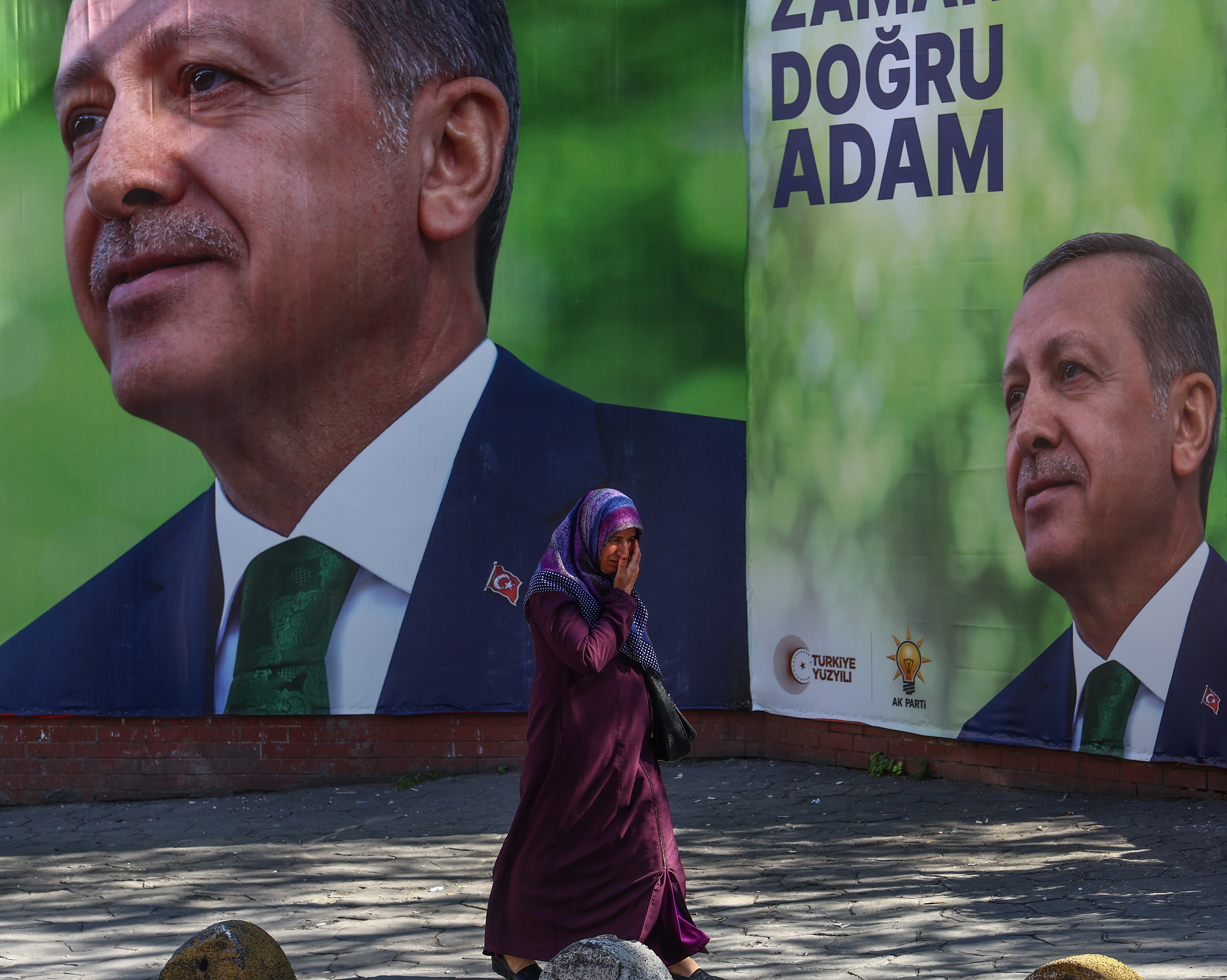 Istanbul (Turkey), 24/04/2023.- A woman walks in front of the pictures of Turkish President Recep Tayyip Erdogan in Istanbul, Turkey, 24 April 2023. General elections will be held in Turkey on 14 June 2023 with a two-round voting to elect the President of Turkey and simultaneously parliamentary elections to elect the members the Grand National Assembly of Turkey. (Elecciones, Turquía, Estanbul) EFE/EPA/SEDAT SUNA