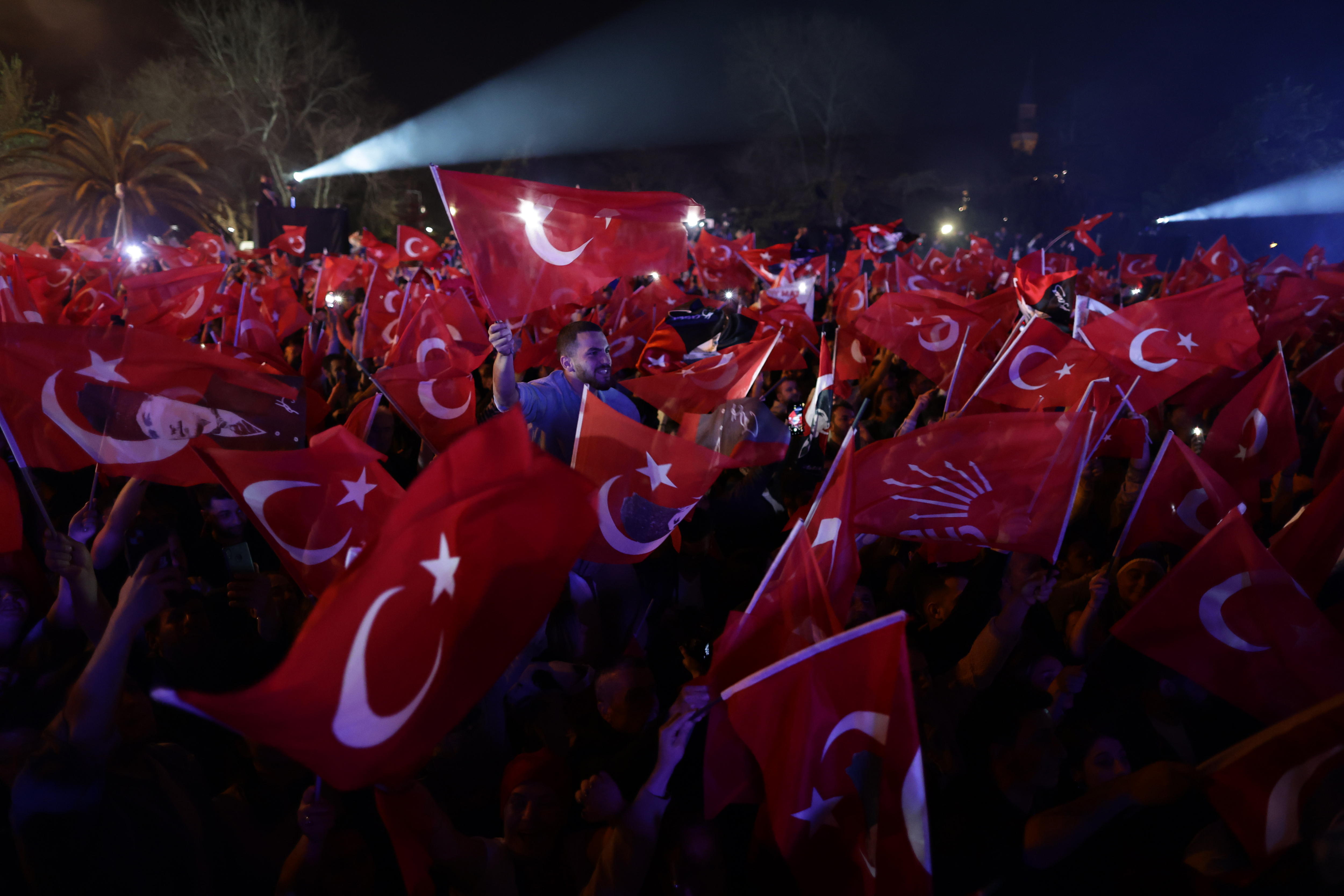 Turquía: oposición celebra una victoria histórica en las elecciones locales