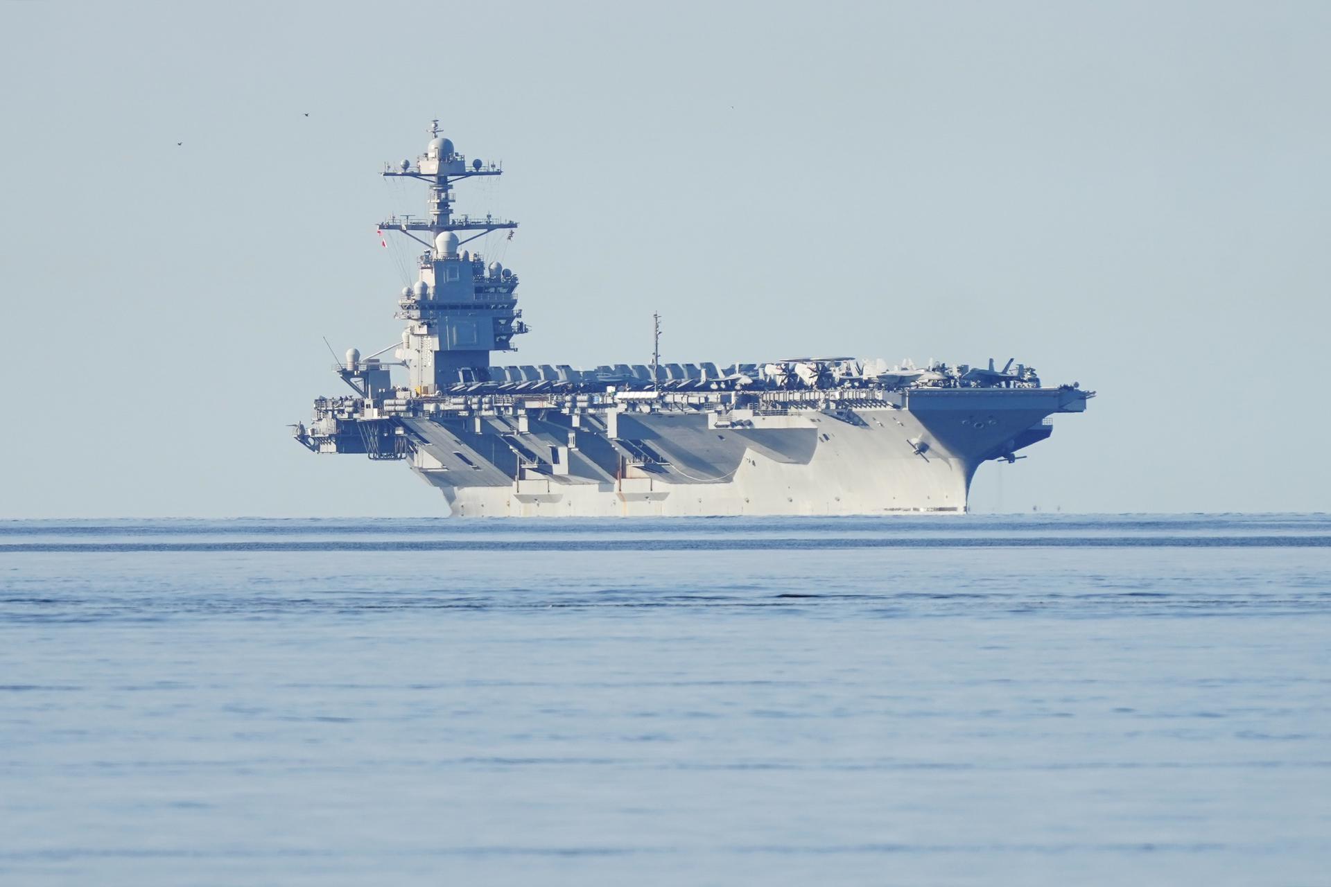 EA3167. BOGOTÁ (COLOMBIA), 02/11/2025.- Fotografía de archivo del 24 de mayo de 2023 del portaaviones USS Gerald Ford entrando en el fiordo de Oslo en Jeloya (Noruega). El importante incremento del despliegue militar en el Caribe y los repetidos ataques sobre supuestas narcolanchas por parte del Gobierno de Donald Trump han incrementado la incertidumbre sobre los planes de esta Administración para con Venezuela y las implicaciones que pueda tener para América Latina en conjunto. EFE/EPA/Terje Pedersen NORWAY OUT ARCHIVO