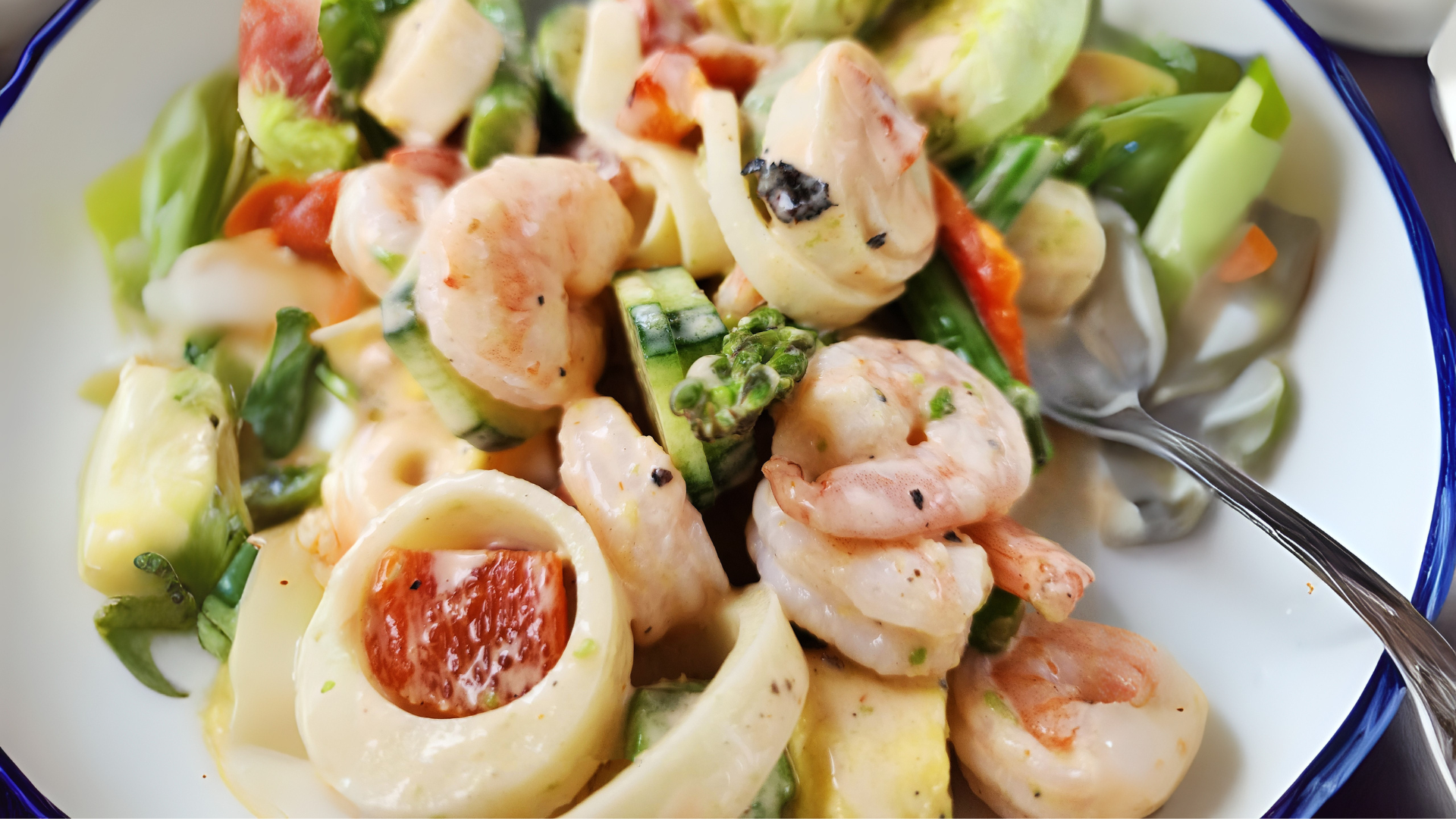Receta para preparar ensalada fresca con camarones y cogollos