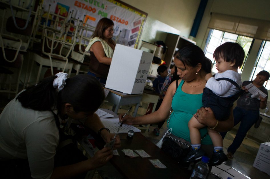 Oposición venezolana elige a 42 candidatos para comicios parlamentarios
