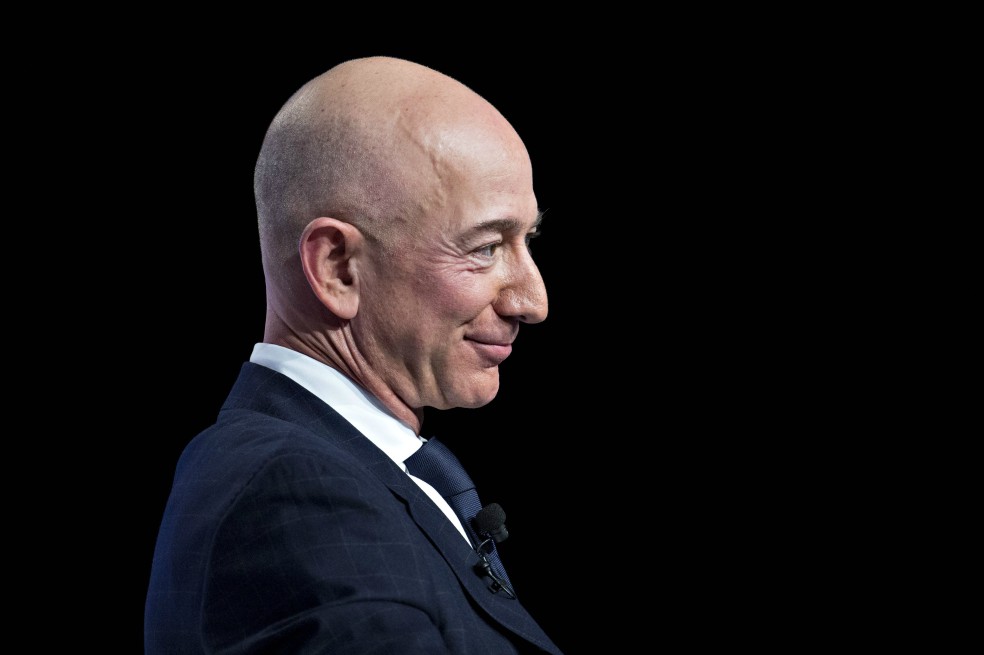 Jeff Bezos dice que se unirá al primer viaje de turismo espacial