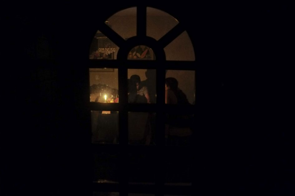 Desde este lunes iniciaron los cortes de energía por cuatro horas diarias en distintas ciudades de Venezuela. / AFP