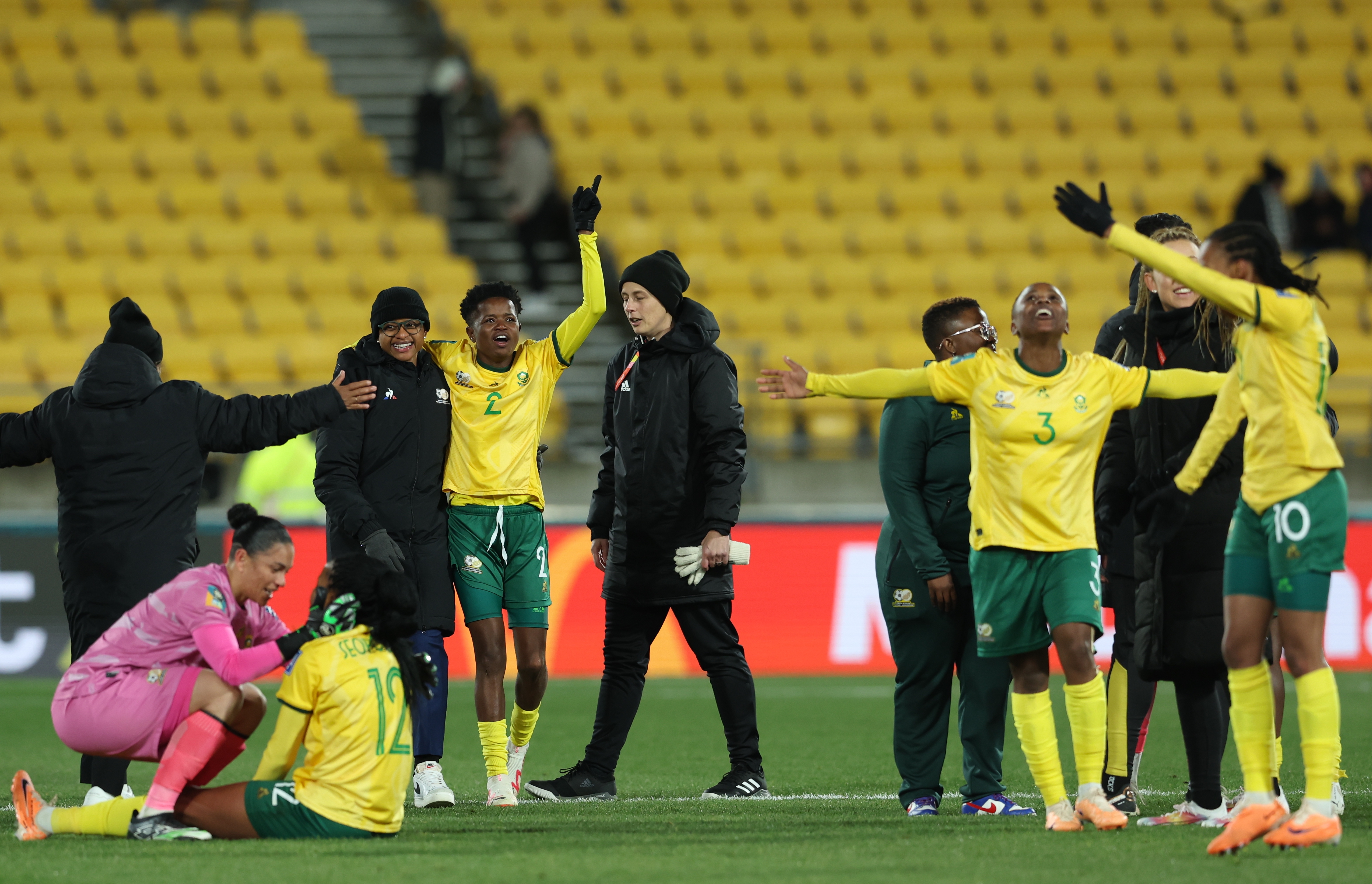 Wellington (New Zealand), 02/08/2023.- Players and staff of South Africa celebrate after winning against Italy during the FIFA Women's World Cup group G soccer match in Wellington, New Zealand, 02 August 2023 (Mundial de Fútbol, Italia, Nueva Zelanda, Sudáfrica) EFE/EPA/RITCHIE B. TONGO