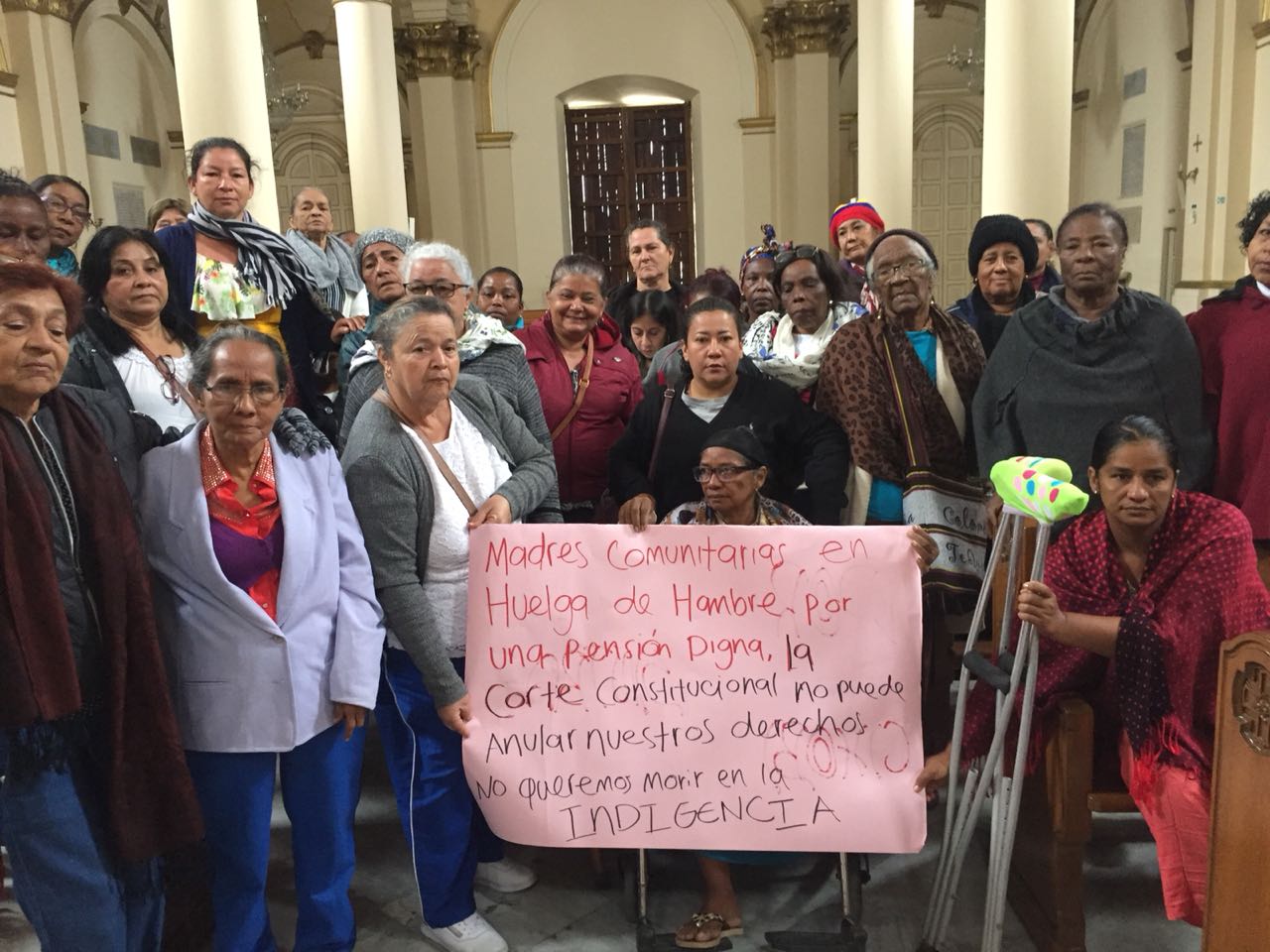 Madres comunitarias inician huelga de hambre en la Catedral Primada en reclamo por su pensión