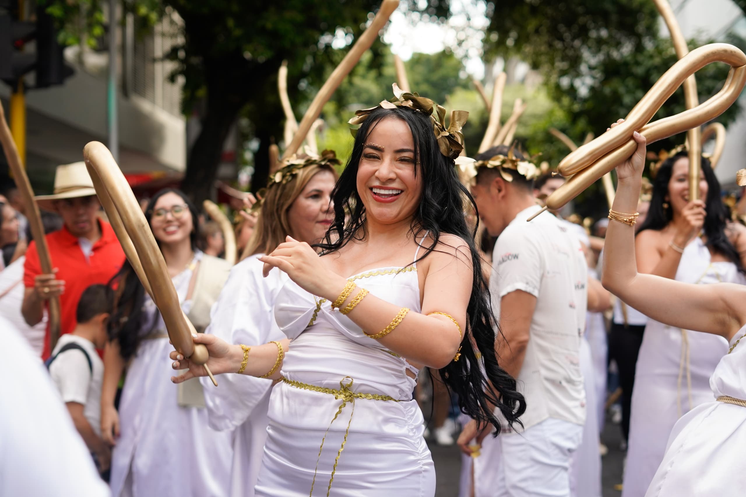 Los asistentes al Desfile de Carros Antiguos disfrutan del evento.