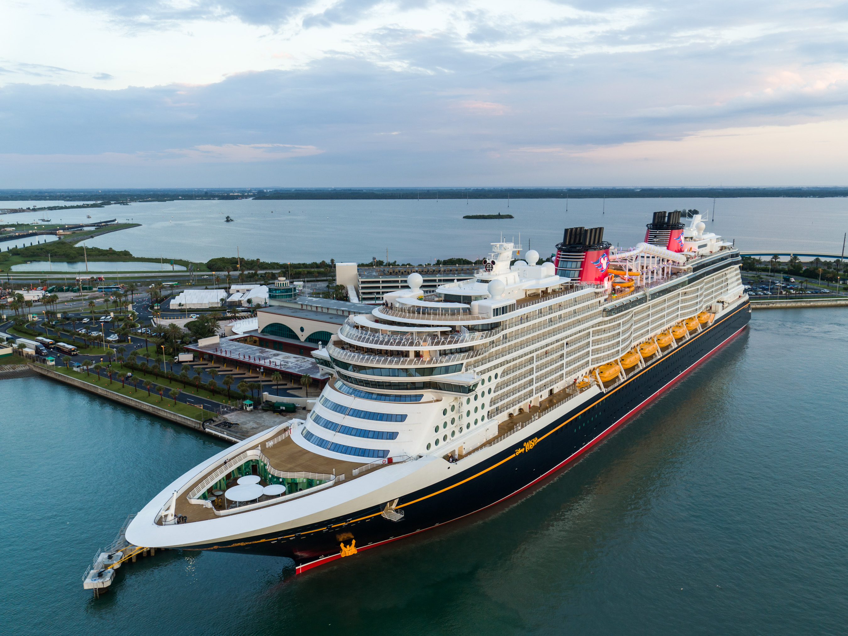 Al igual que los otros cuatro barcos de Disney Cruise Line: Disney Magic, Disney Wonder, Disney Dream y Disney Fantasy, el Disney Wish celebra el rico legado de la compañía de entretenimiento de contar historias encantadoras y contagiar de magia a toda la familia.
