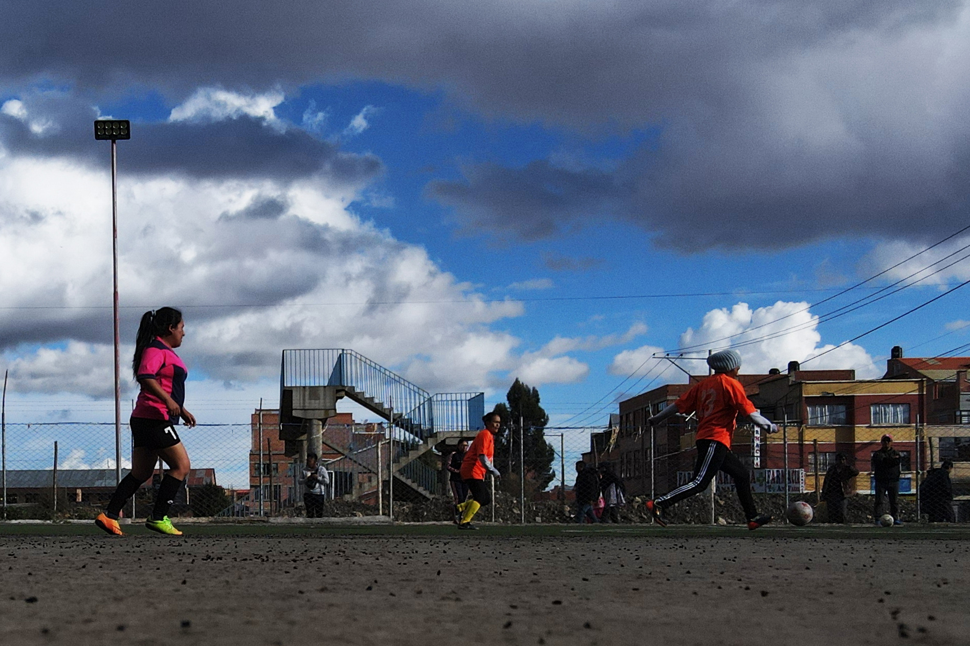 AME029. EL ALTO (BOLIVIA), 19/03/2024.- Mujeres juegan fútbol en una escuela creada por mujeres y para mujeres, el 14 de marzo de 2024, en El Alto (Bolivia). La primera escuela de fútbol creada por mujeres y para mujeres de todas las edades en El Alto se ha abierto espacio poco a poco en los 4.150 metros de altitud de esa ciudad boliviana tumbando el mito de que ese deporte es sólo para hombres, que aún persiste en algunos segmentos de la sociedad. EFE/ Luis Gandarillas