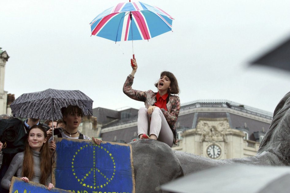 Manifestantes en Trafalgar Square (Londres) a favor de la permanencia del Reino Unido en la UE. / EFE