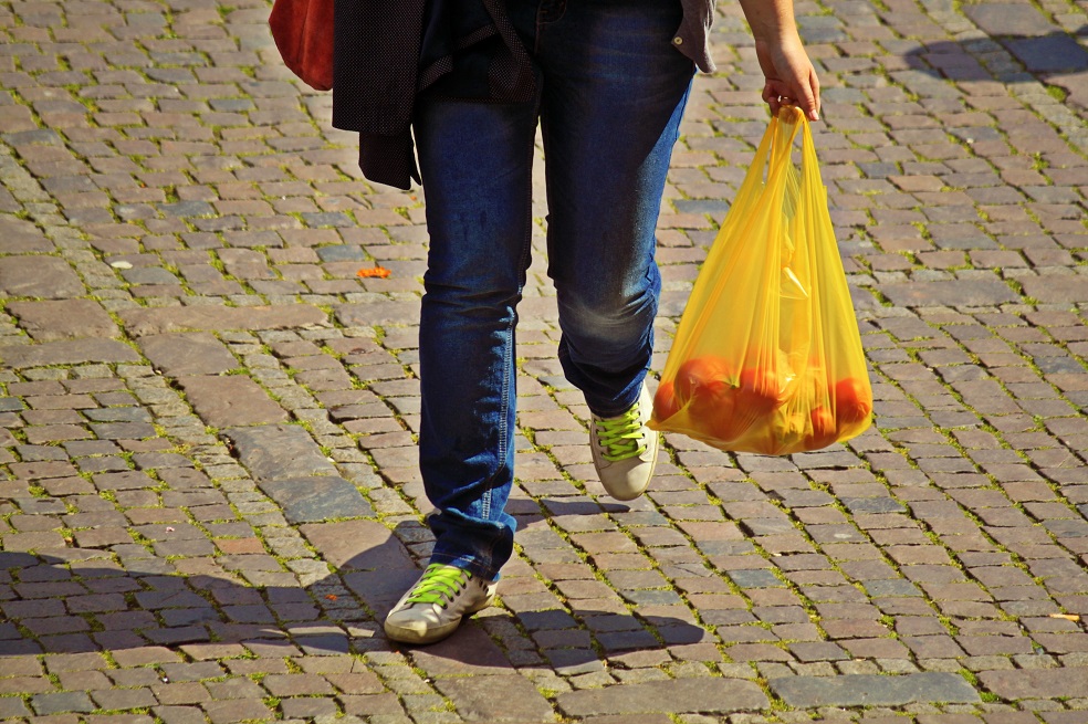 Contraloría cuestiona uso del recaudo de bolsas plásticas e impuestos al carbono