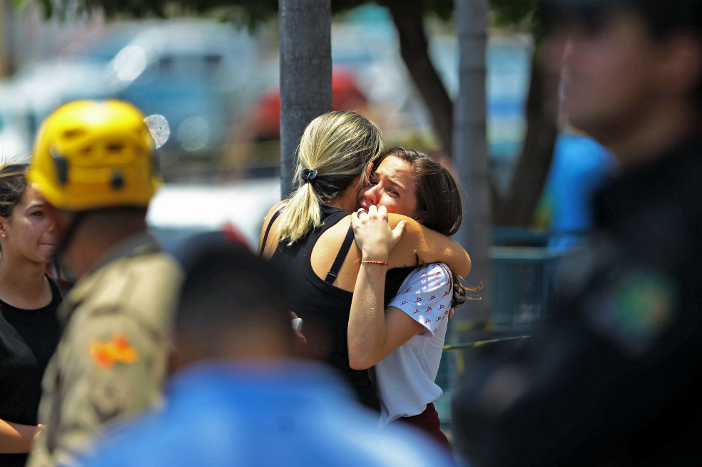 Adolescente abre fuego en escuela de Brasil y mata a dos compañeros
