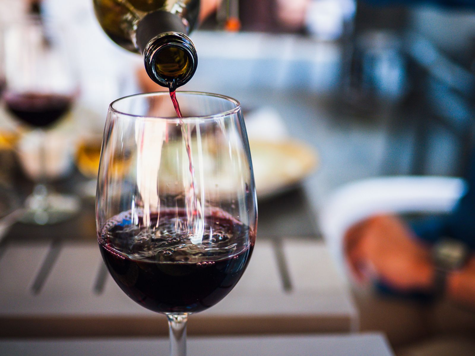 ¿De qué manera se debe catar un vino? Esto dicen los expertos