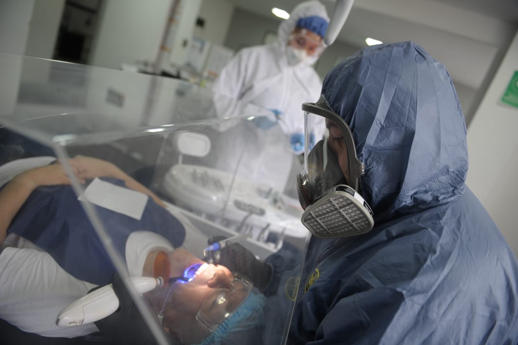 Lo más recomendable, en tiempo de pandemia es que los odontólogos trabajen con auxiliares.