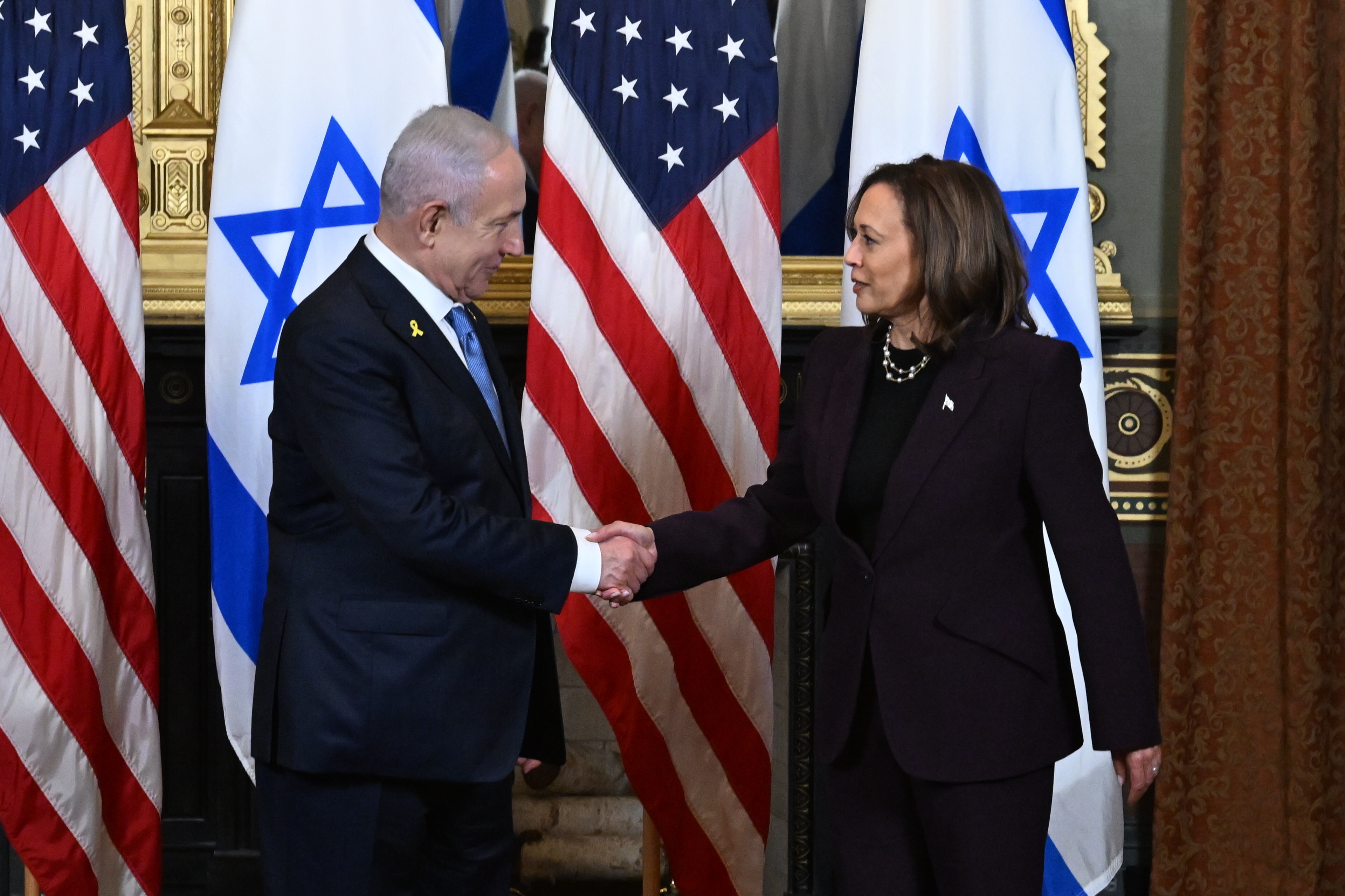 Washington (United States), 25/07/2024.- Israel Prime Minister Benjamin Netanyahu (L) shakes hands with US Vice President Kamala Harris (R) during a meeting in the Vice President's Ceremonial Office on the White House complex in Washington, DC, 25 July 2024. US President Joe Biden also hosted Israeli Prime Minister Netanyahu the day after Netanyahu delivered an address to a joint meeting of the US Congress. EFE/EPA/KENNY HOLSTON / POOL