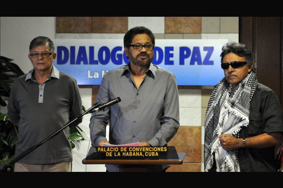 Las Farc, árbitro entre Santos y Uribe