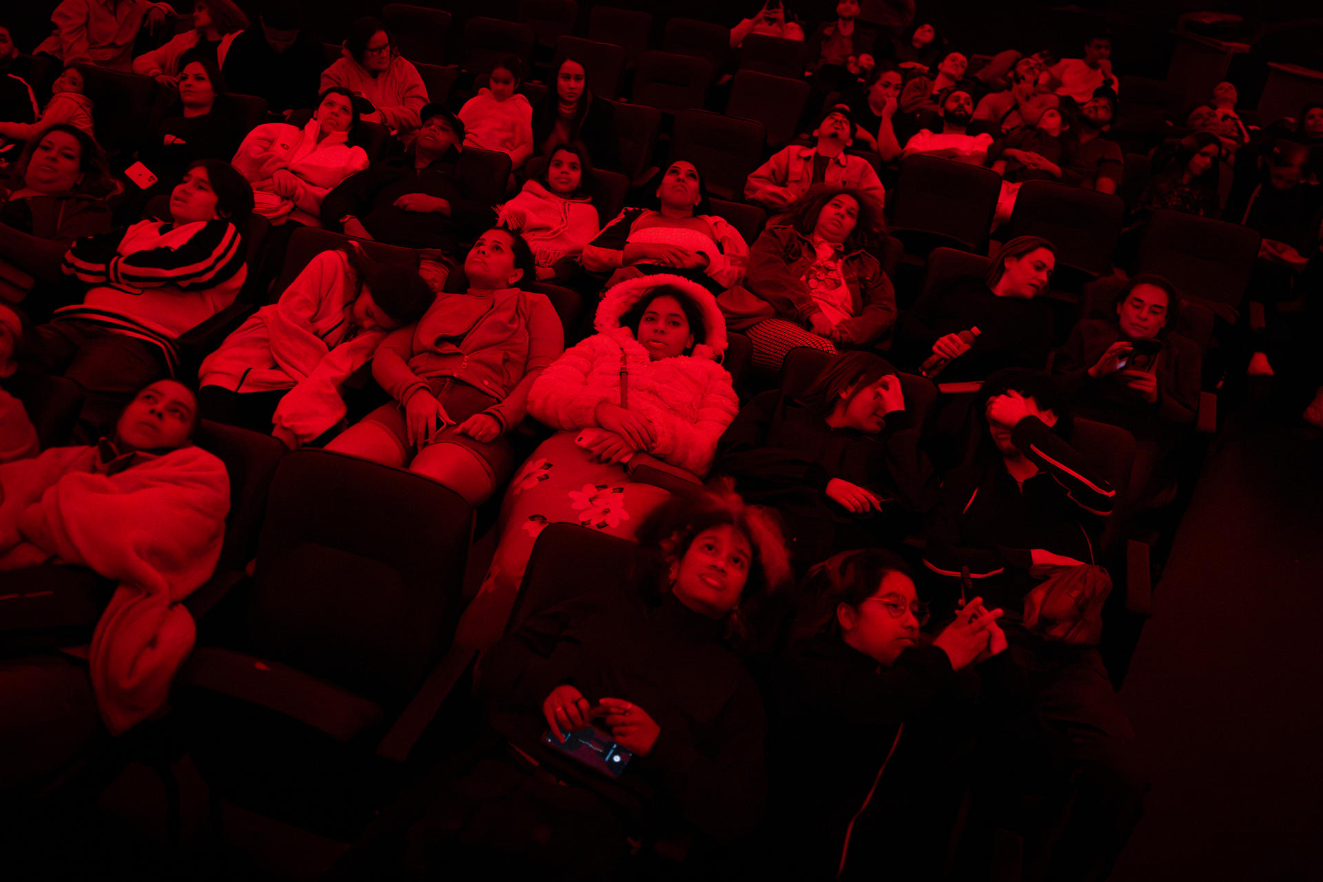 Varias personas observaron el eclipse lunar en el Planetario del Parque do Carmo, en la zona este de São Paulo (Brasil), este viernes.