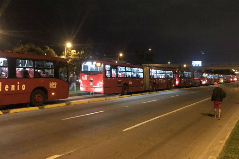 Bus de Transmilenio varado les dañó la noche de velitas a centenares de usuarios