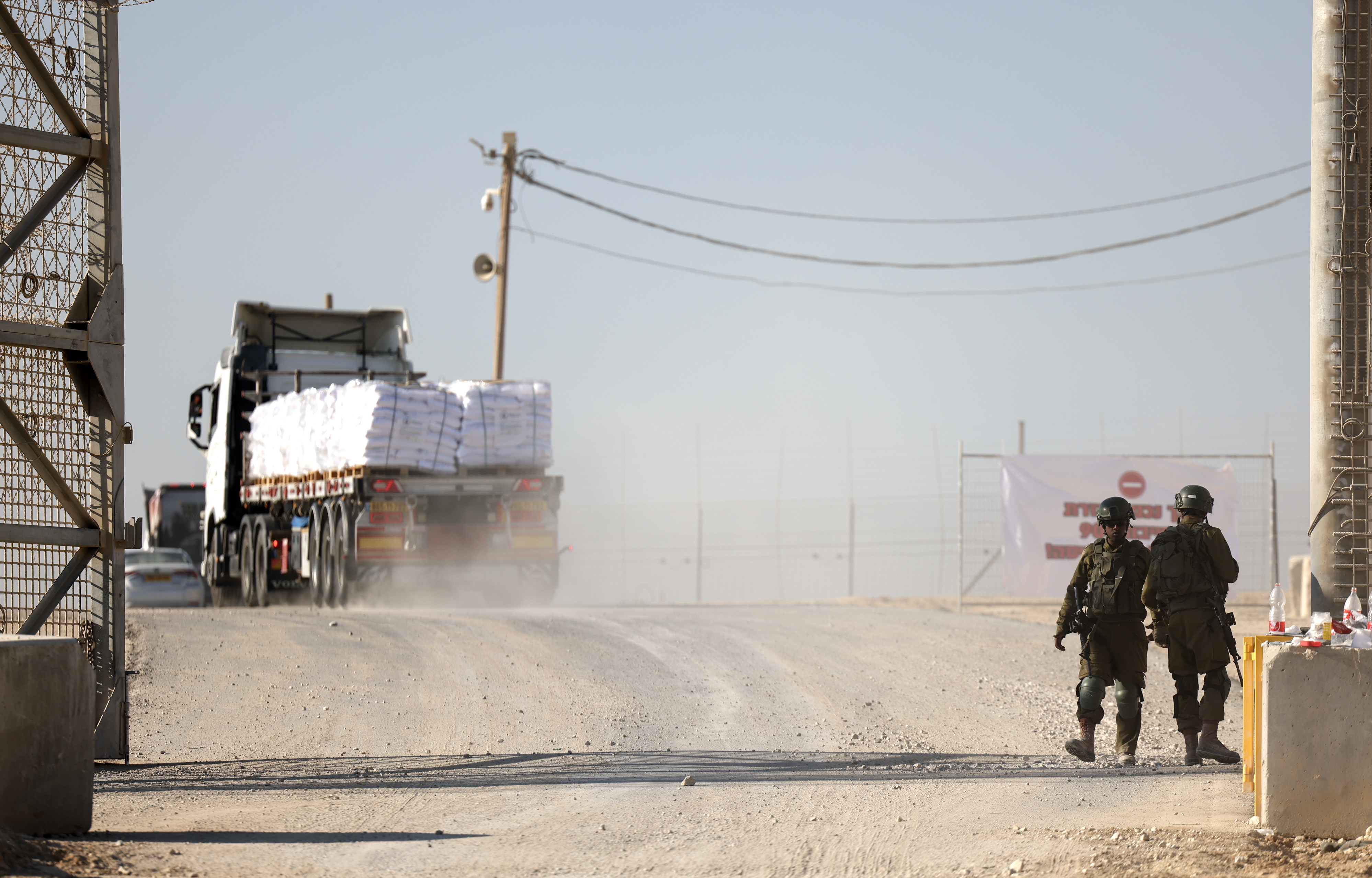 Erez Crossing (Israel), 11/11/2024.- Israeli soldiers stand guard at the border gate during the passing of a World Food Programme (WFP) aid convoy through the Erez crossing, on the border with the northern Gaza Strip, in southern Israel, 11 November 2024. According to the Israeli Army (Tsahal) and Coordination of Government Activities in the Territories (COGAT), 40 World Food Programme (WFP) aid trucks crossed into the northern Gaza Strip from Israel. According to the United Nations over 1.8 million people in Gaza face extreme hunger. EFE/EPA/VASSIL DONEV