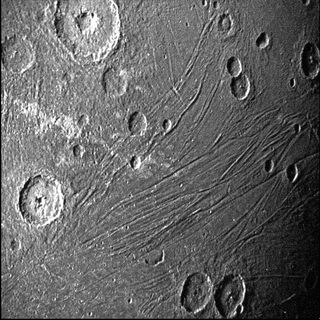 Esta imagen del lado oscuro de Ganímedes fue obtenida por la cámara de navegación de la Unidad de Referencia Estelar de Juno durante su sobrevuelo de la luna el 7 de junio de 2021.