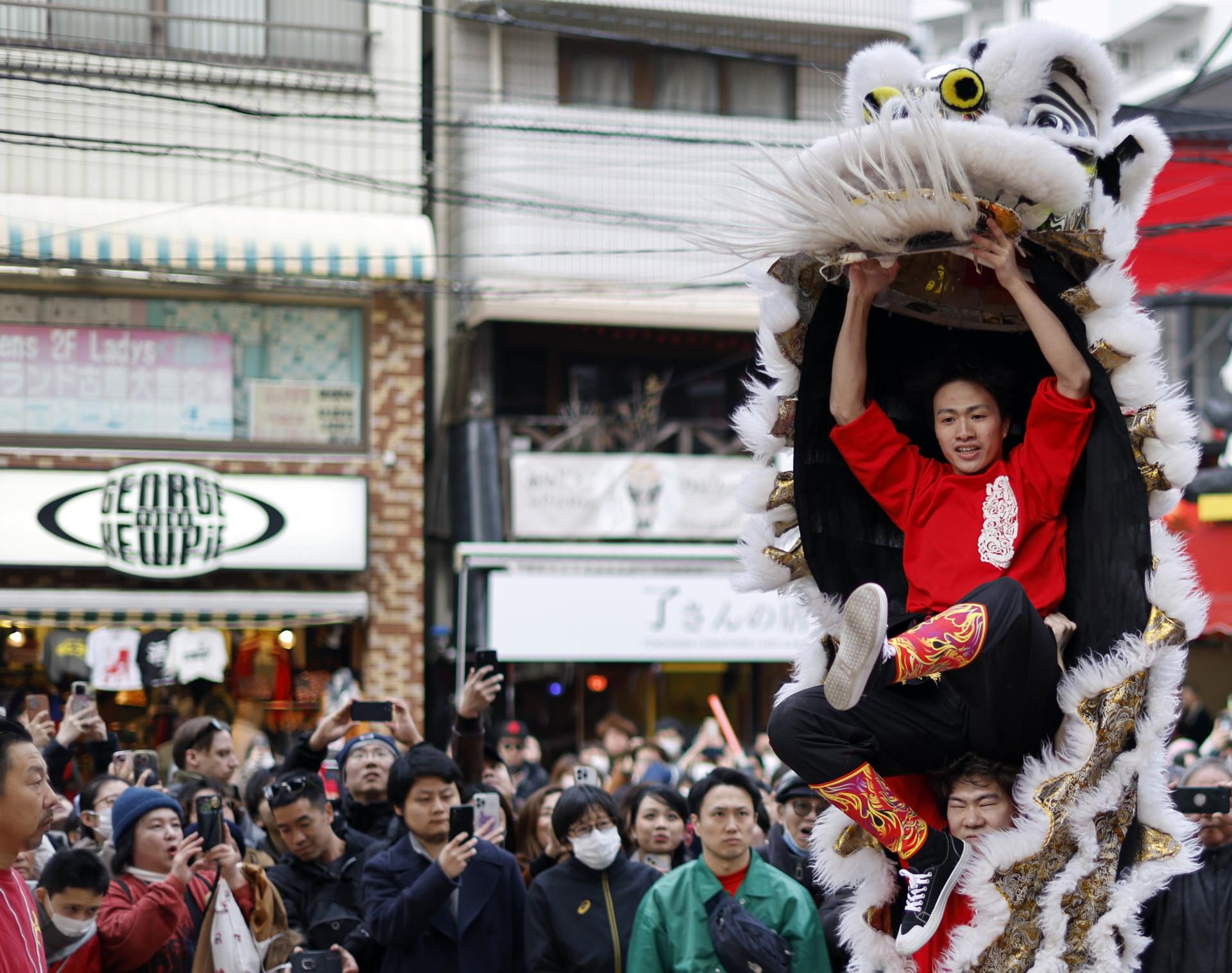 YOKOHAMA (Japan), 17/02/2026.- A lion dance is performed before the Yokohama Mazu Miao temple during the Chinese New Year celebrations in Yokohama Chinatown, near Tokyo, Japan, 17 February 2026. The celebrations of the Chinese Lunar New Year, or Spring Festival, are held in Yokohama Chinatown, Japan's largest Chinatown. (Japón, Tokio) EFE/EPA/FRANCK ROBICHON