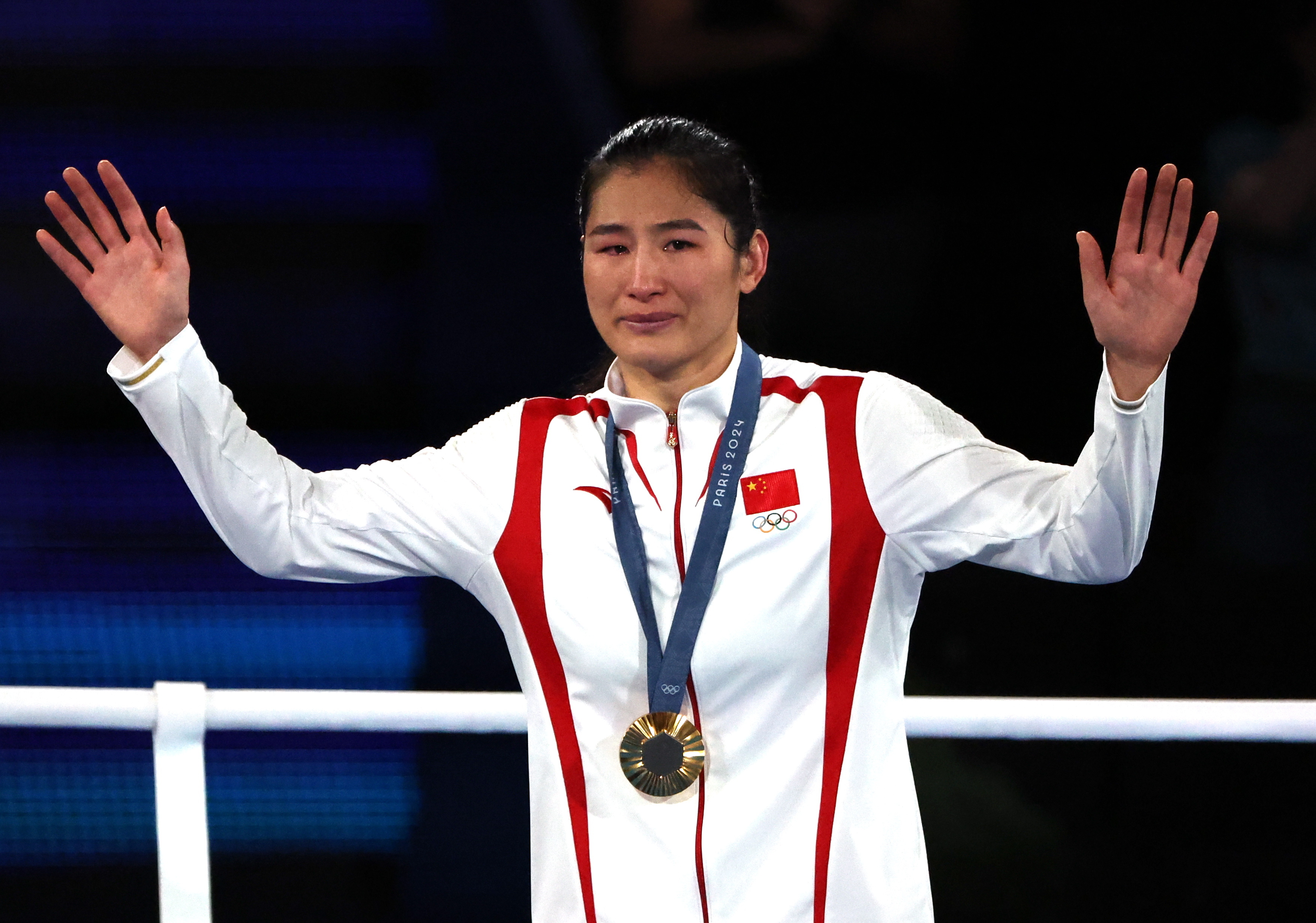 Paris (France), 10/08/2024.- Gold medal winner Li Qian of China poses on the podium of the Women's 75kg category of the Boxing competitions in the Paris 2024 Olympic Games, at Roland Garros in Paris, France, 10 August 2024. (Francia) EFE/EPA/YAHYA ARHAB