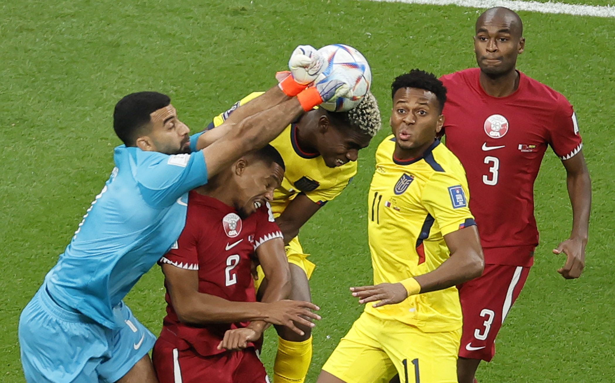 Al Khor (Qatar), 20/11/2022.- Goalkeeper Saad Al-Sheeb (L) of Qatar in action against Felix Torres (C) of Ecuador during the FIFA World Cup 2022 group A Opening Match between Qatar and Ecuador at Al Bayt Stadium in Al Khor, Qatar, 20 November 2022. (Mundial de Fútbol, Catar) EFE/EPA/Ronald Wittek