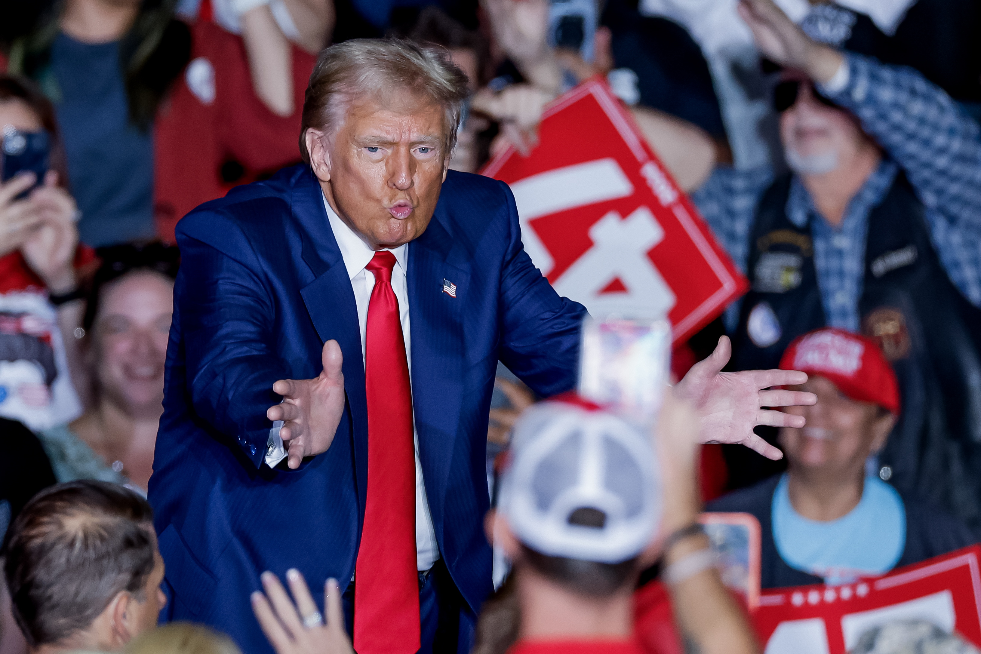 Greensboro (United States), 23/10/2024.- Former US president and Republican presidential nominee Donald Trump reacts at the conclusion of a campaign rally at the Greensboro Coliseum in Greensboro, North Carolina, USA, 22 October 2024. Trump is running against Democratic US Vice President Kamala Harris. EFE/EPA/ERIK S. LESSER