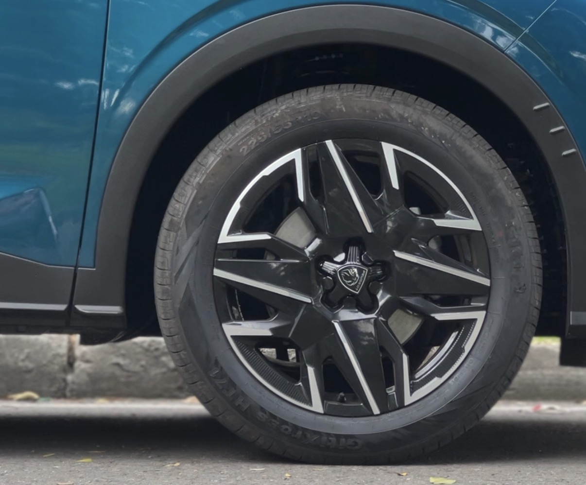 El 5008 de Peugeot calza unos neumáticos de especificación 145/80 R19.