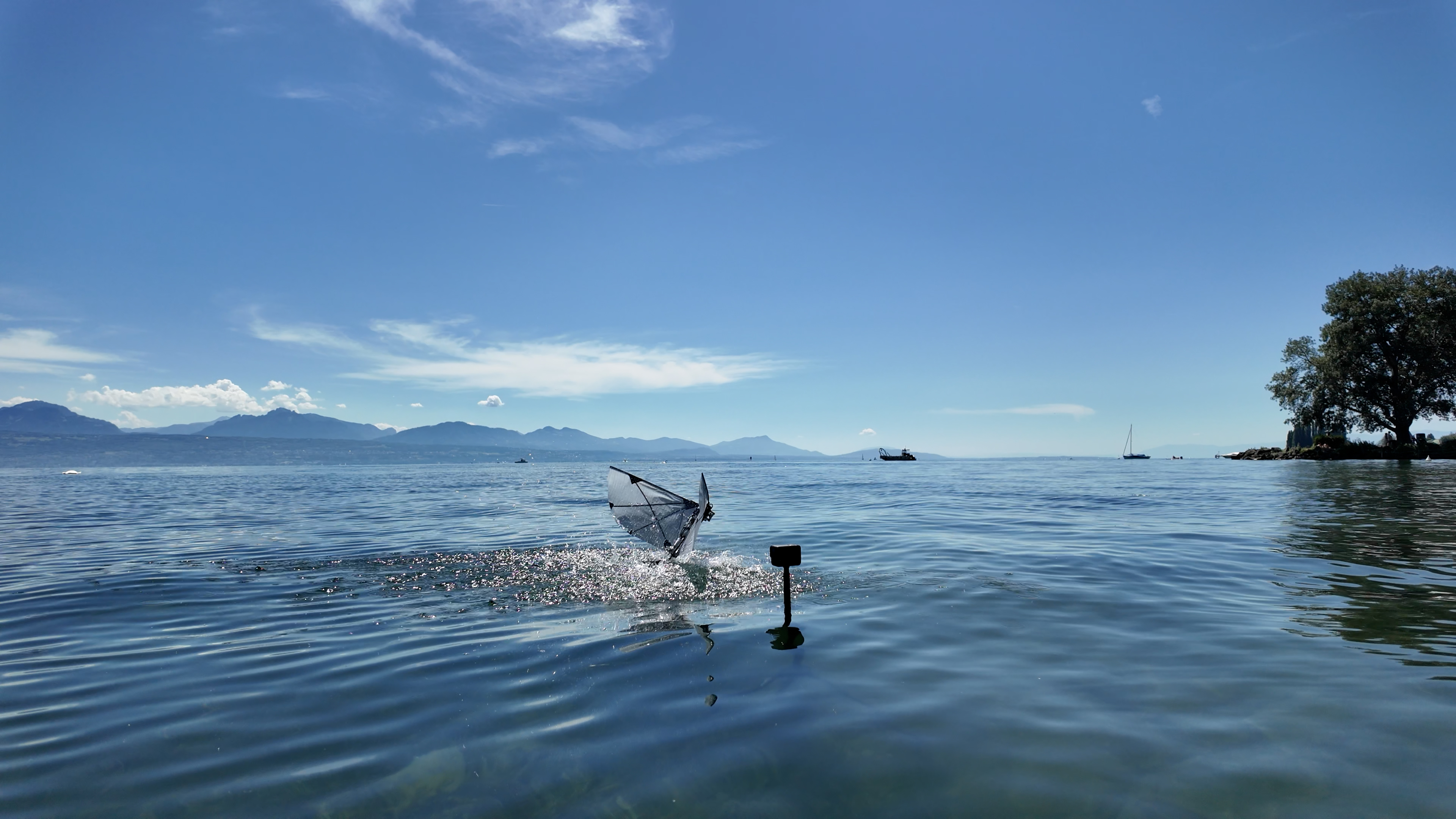 Este nuevo robot con alas es capaz de sumergirse en el agua y salir volando como un ave