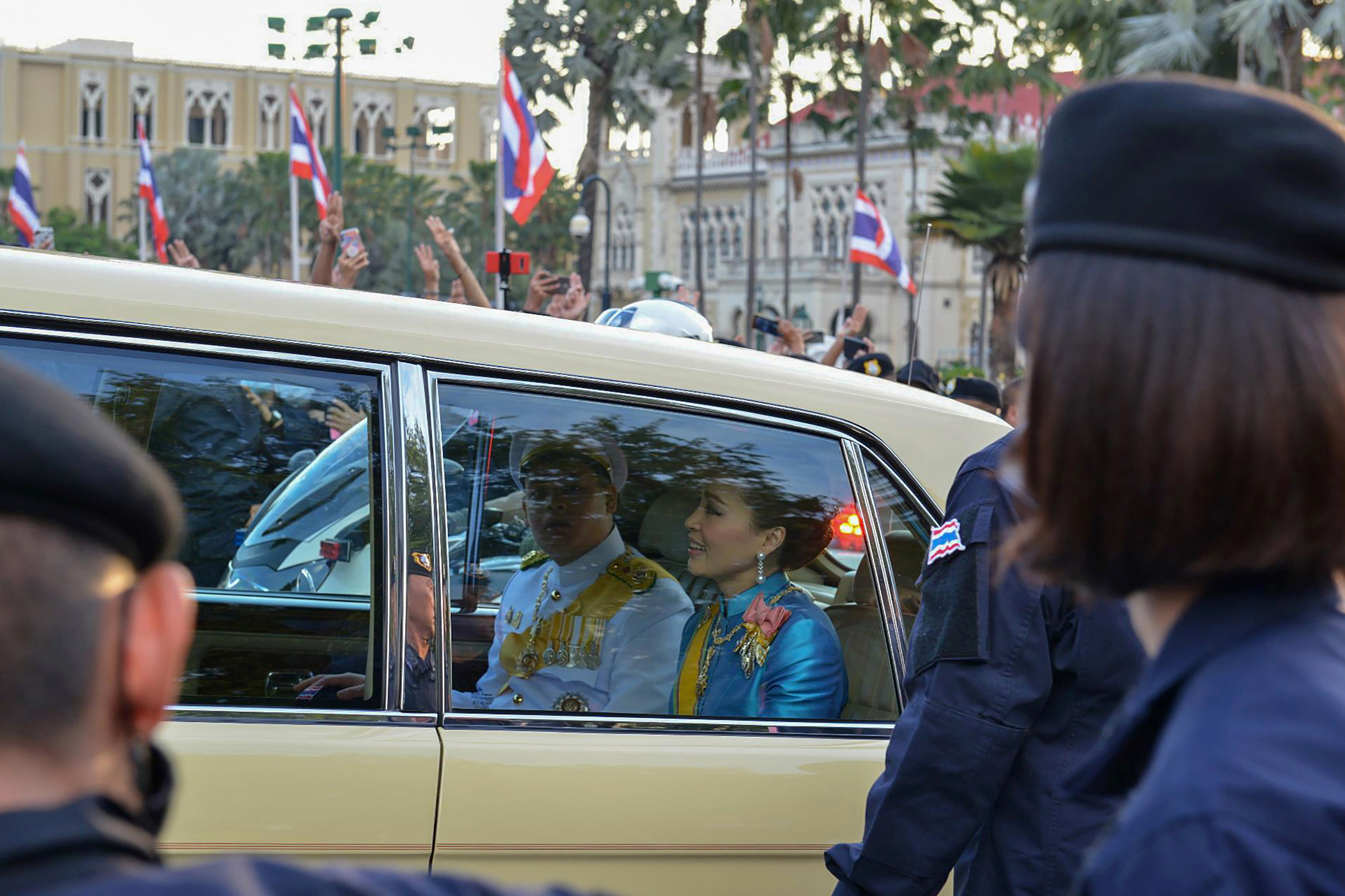 "Va a haber provocaciones, pero no queremos conflicto con nadie", alertó a los activistas Anon Numpa, uno de los líderes de la protesta. "Cuando pase el cortejo real, no insulten", pide el activista.
El rey Maha Vajiralongkorn asistirá a una ceremonia por la tarde y su cortejo pasará cerca del lugar de la manifestación.