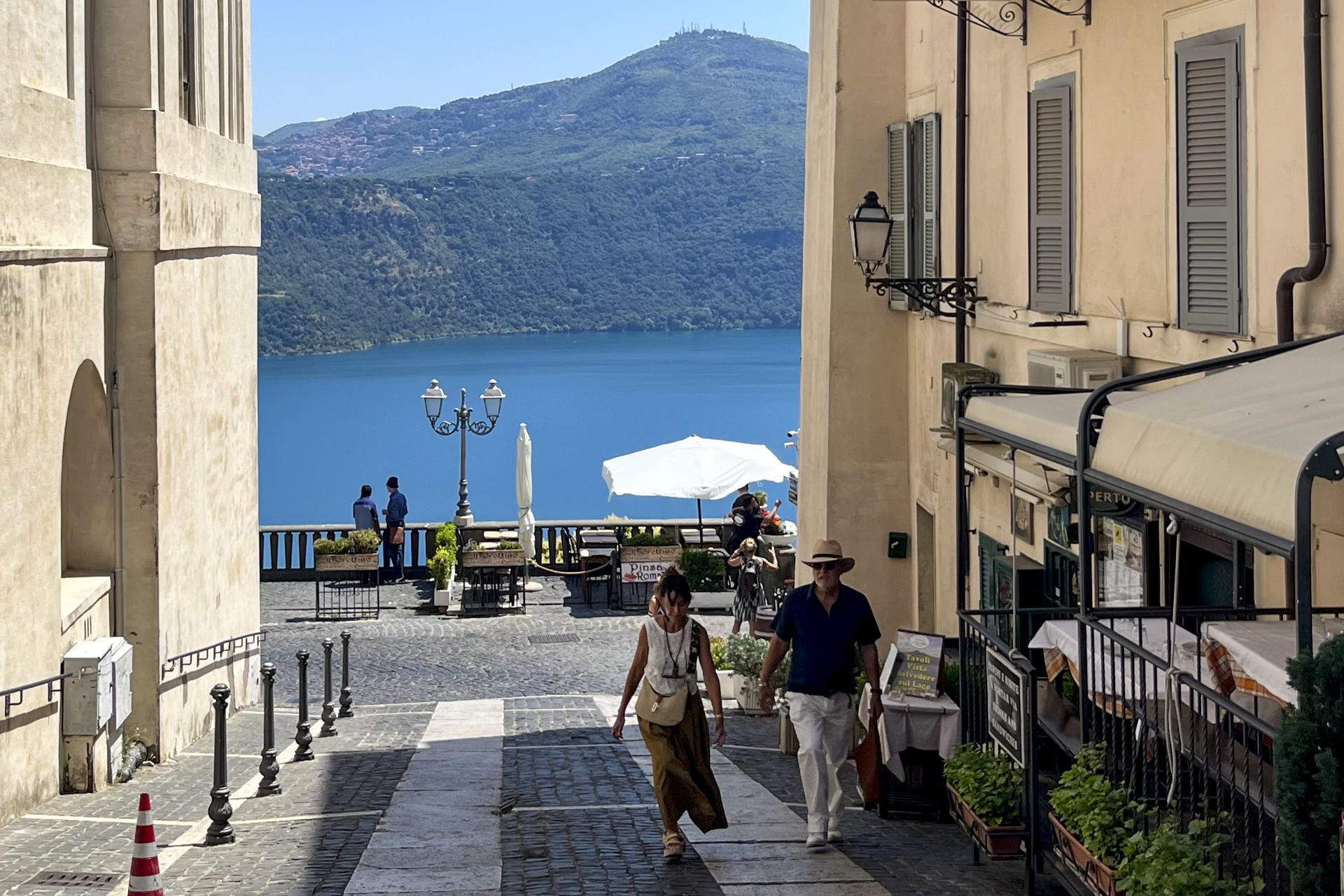 CASTEL GANDOLFO (ITALIA), 02/07/2025.-En las afueras de Roma, a orillas de un lago volcánico, se encuentra Castel Gandolfo, tradicional meta estival de los papas que ahora acoge con entusiasmo a León XIV, quien ha reanudado esta costumbre vacacional tras casi 13 años de ausencia de Francisco.-EFE/ Gonzalo Sánchez
