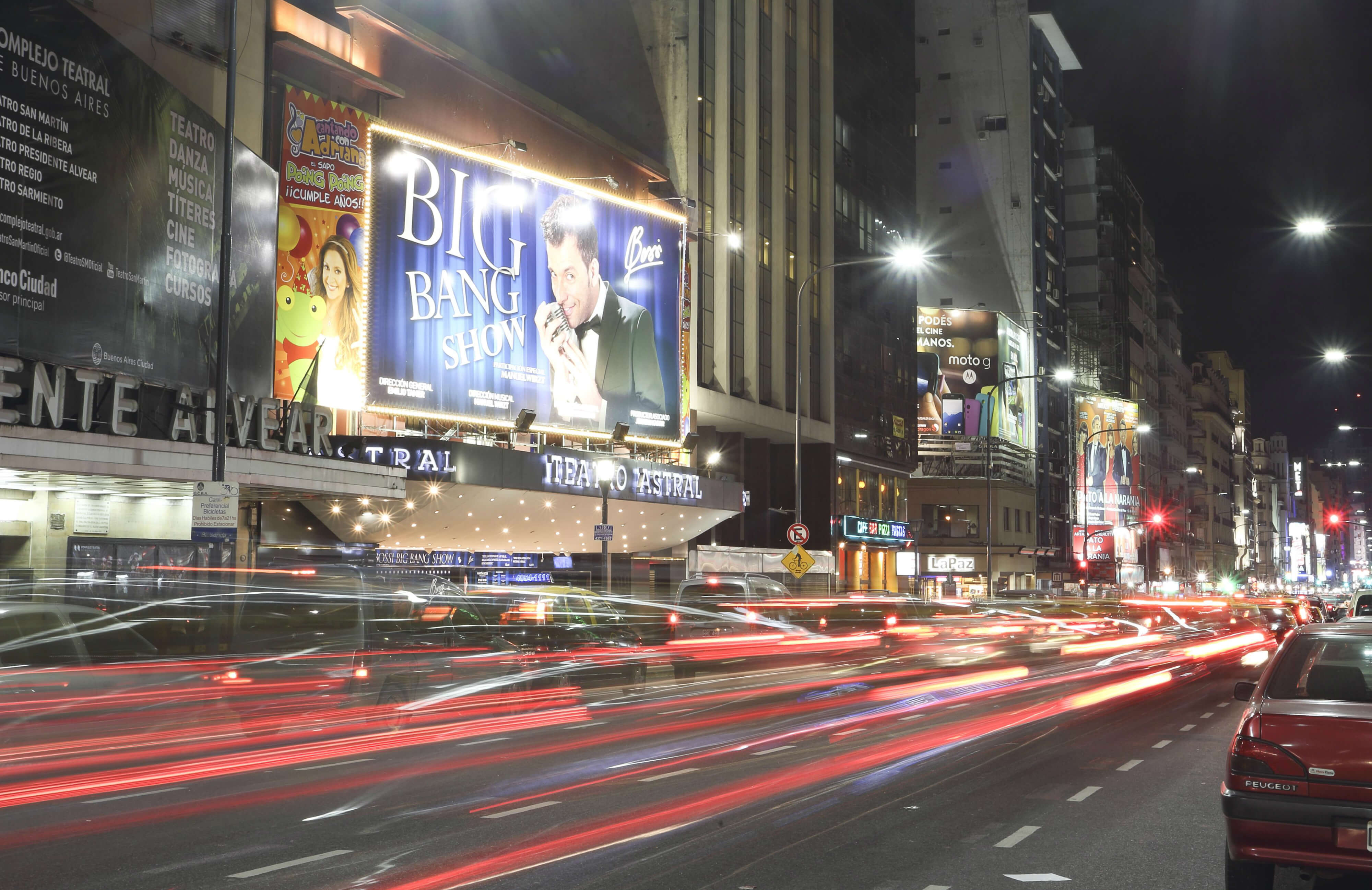 Calle Corrientes, en Buenos Aires: todas las artes a cielo abierto