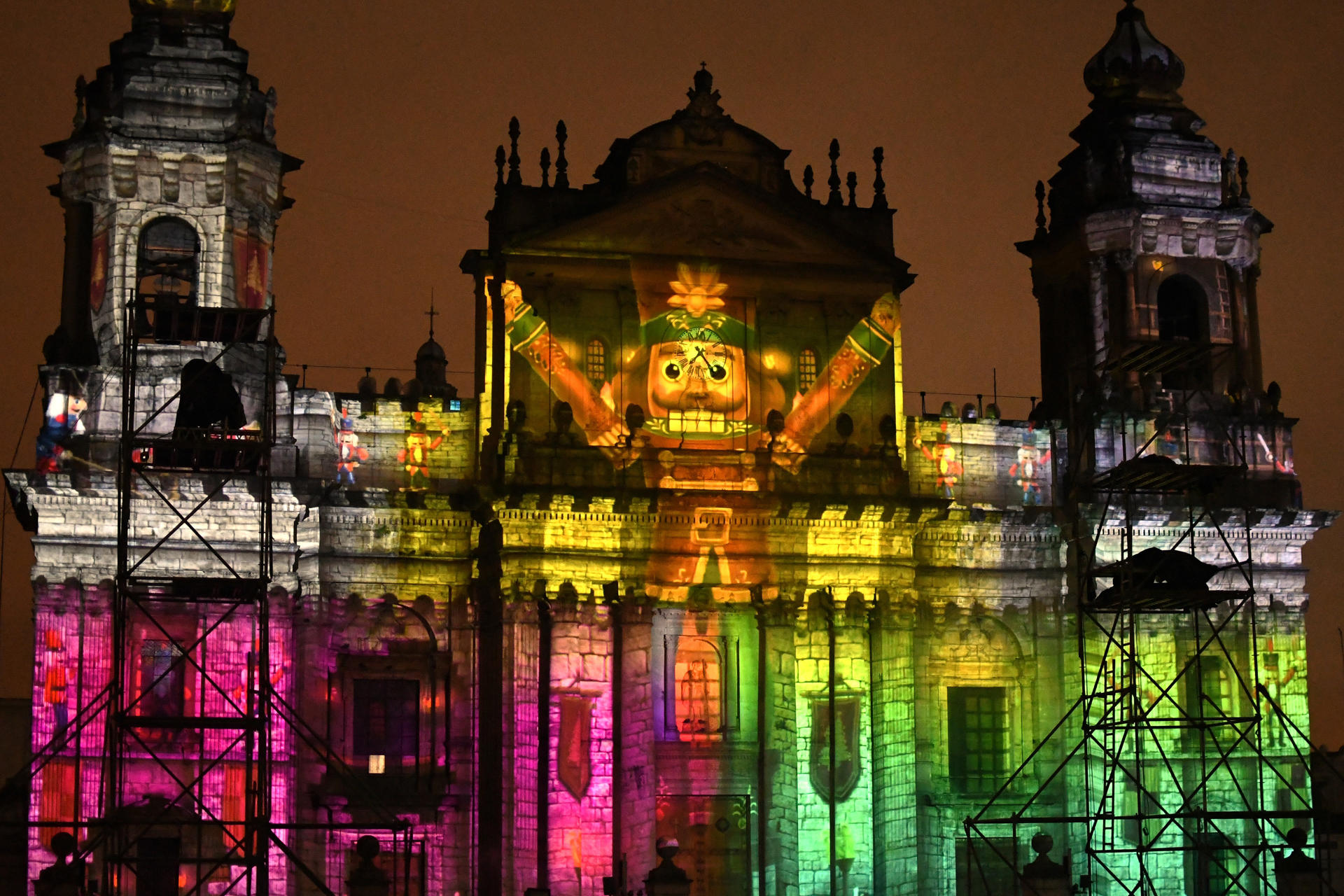 AME9989. CIUDAD DE GUATEMALA (GUATEMALA), 22/12/2025.- Fotografía de la catedral Metropolitana iluminada con un show de luces y video mapping este domingo, en Ciudad de Guatemala (Guatemala). Miles de guatemaltecos se preparan en las principales calles y avenidas del país centroamericano, para celebrar la navidad, con compras a última hora, en una urbe adornada para la ocasión. EFE/ Alex Cruz