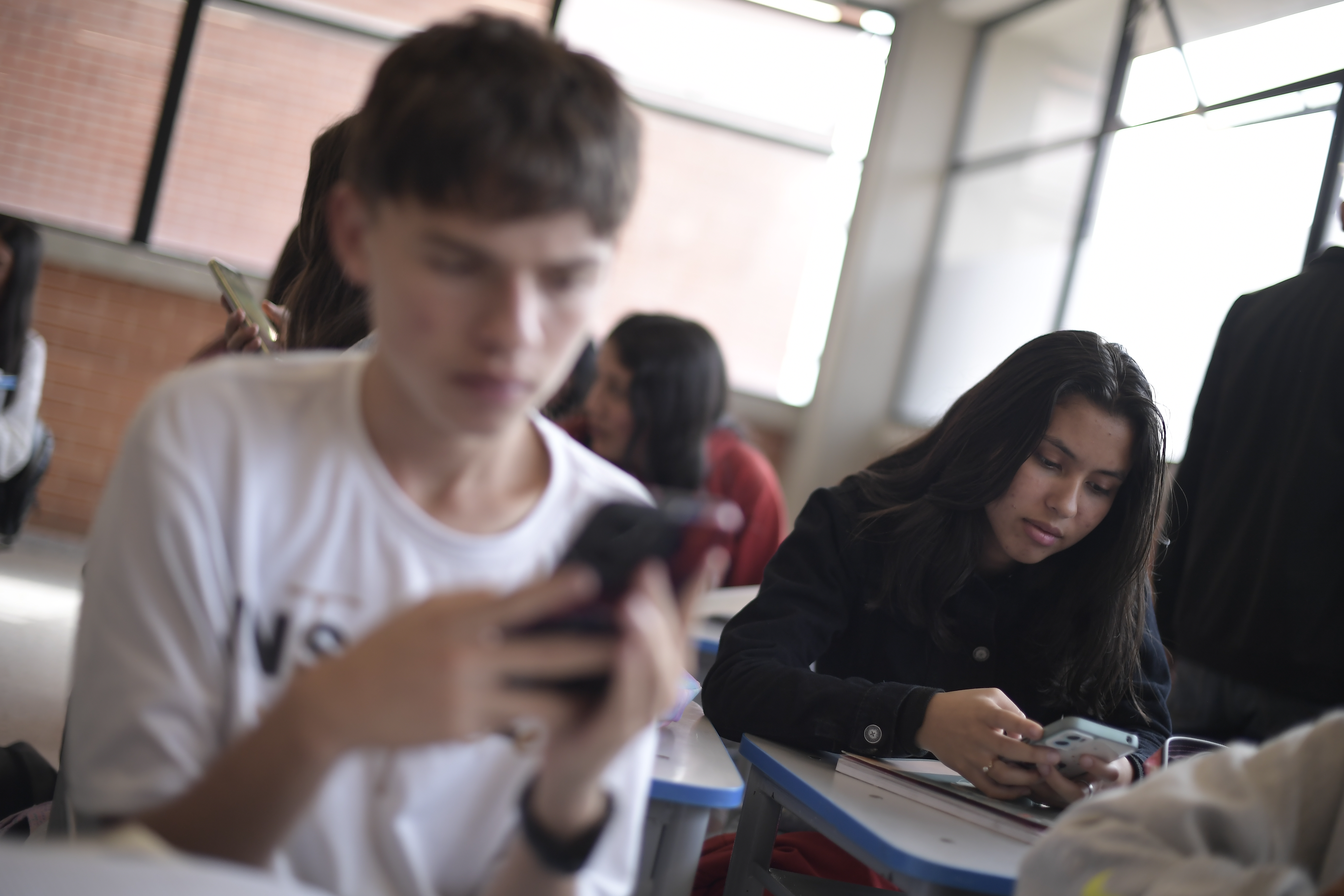 Estudiante de este colegio público ubicado en Bosa, Usan el celular.