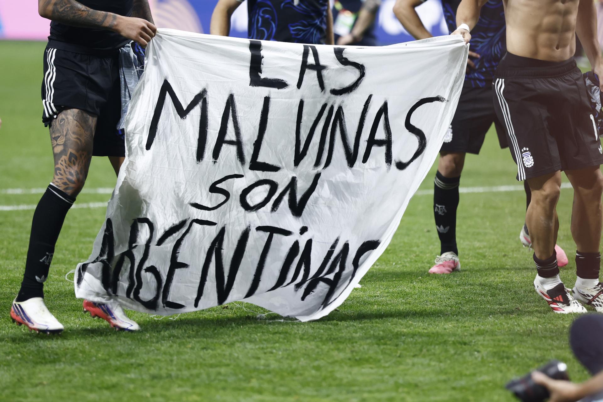 “Las Malvinas son argentinas”: la bandera con la que Argentina celebró su paso a la final