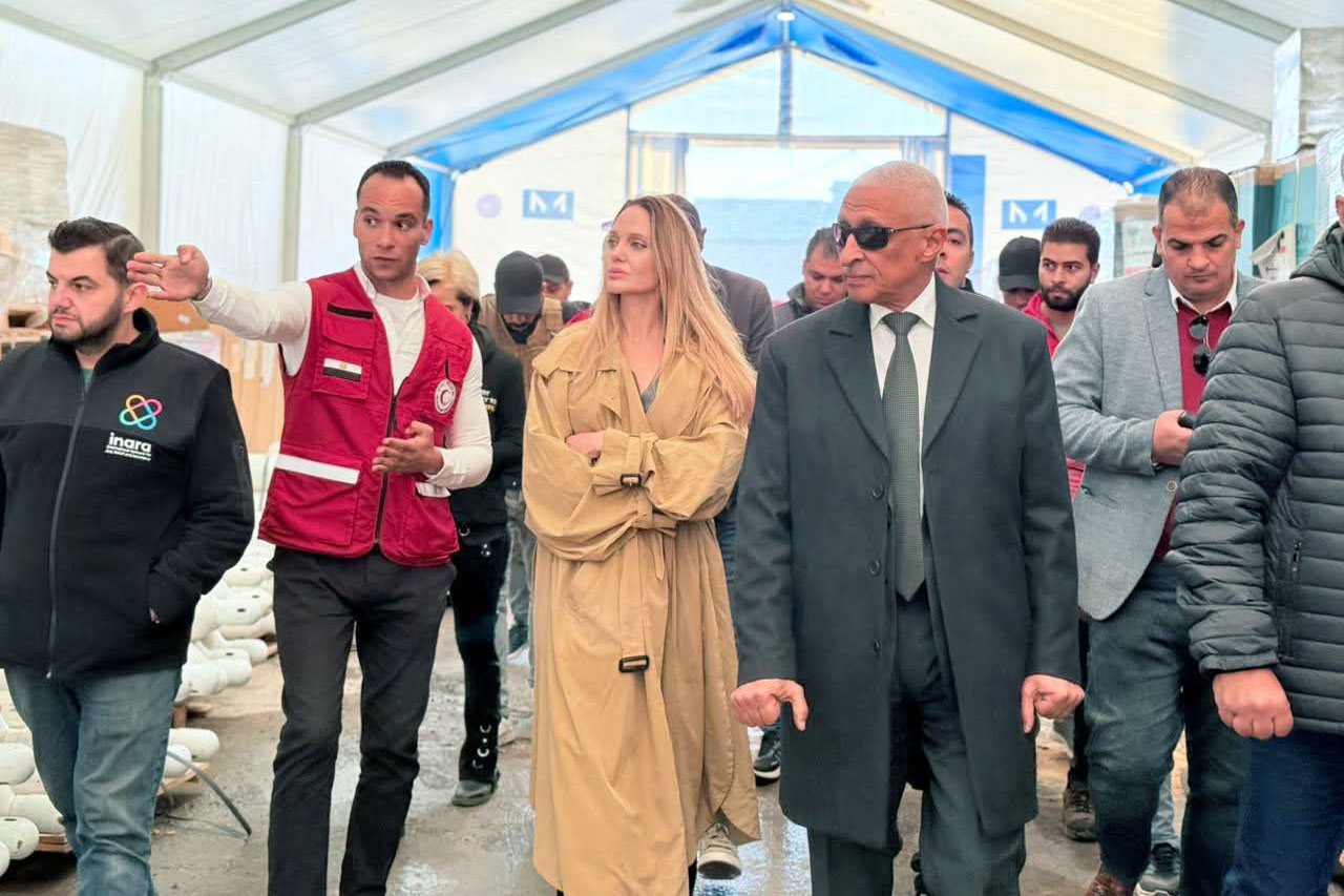 RAFAH, 02/01/2026.- La actriz estadounidense Angelina Jolie (c) visitó este viernes el lado egipcio del paso fronterizo de Rafah, que conecta la Franja de Gaza con Egipto para mostrar su solidaridad con el pueblo palestino y seguir en 'in situ' las labores humanitarias. EFE/Gobierno de Egipto en X SOLO USO EDITORIAL/SOLO DISPONIBLE PARA ILUSTRAR LA NOTICIA QUE ACOMPAÑA (CRÉDITO OBLIGATORIO)-
