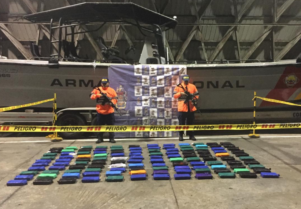 En inspección subacuática, buzos encuentran 120 paquetes de coca en un buque